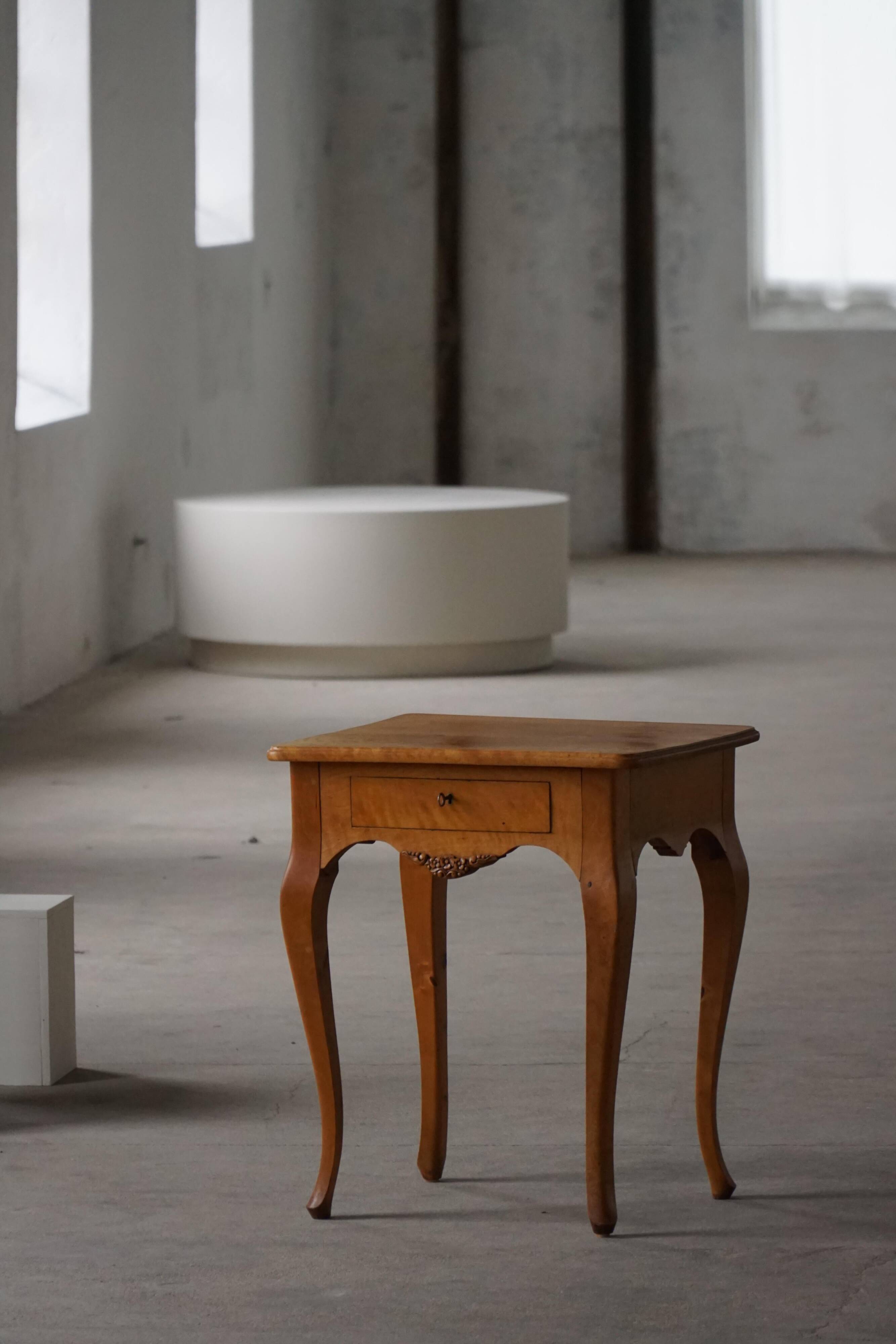 Table d'appoint danoise de style rococo en bouleau avec tiroir, début du 20e siècle