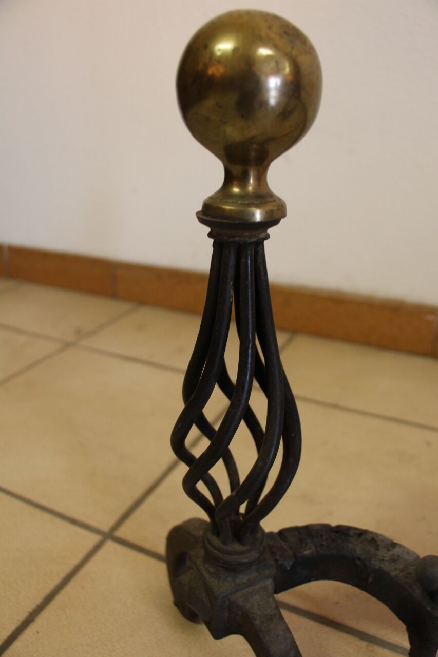 Paire de chenets en fer et bronze moderniste
