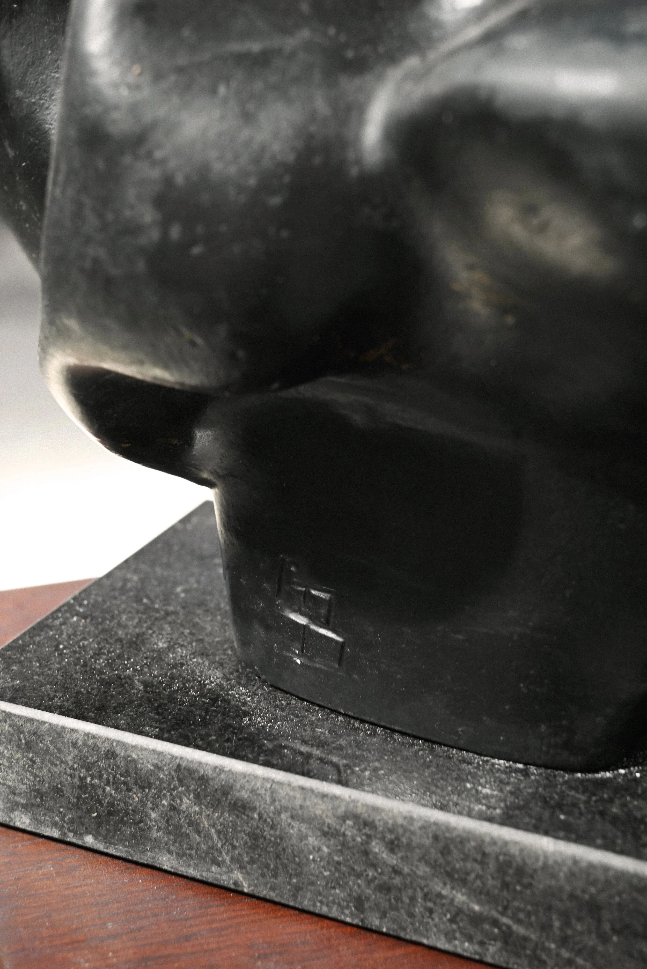 Sculpture abstraite en terre cuite noire, années 1960