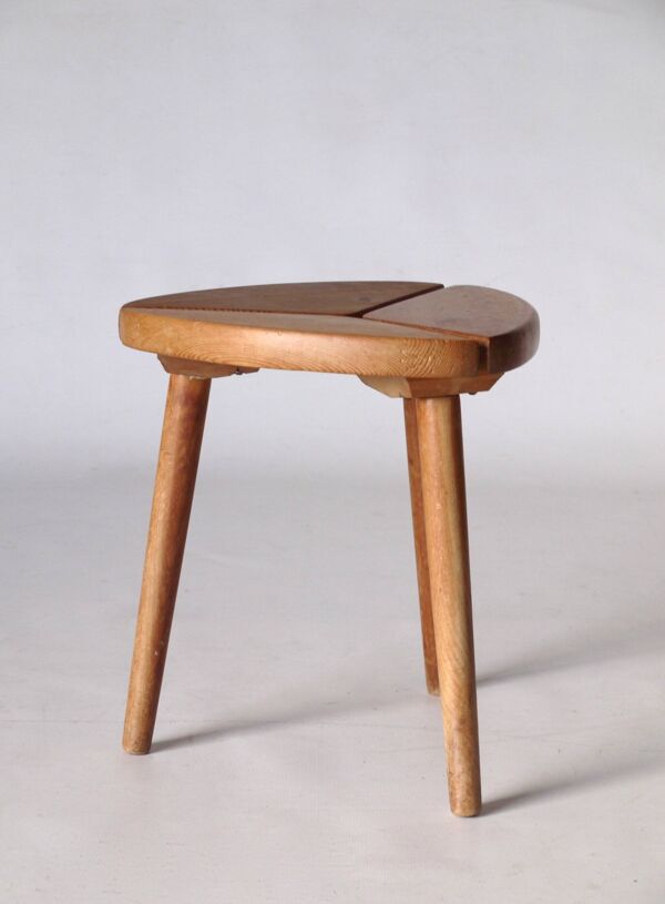 Tabouret tripode scandinave en pin et hêtre, années 1950