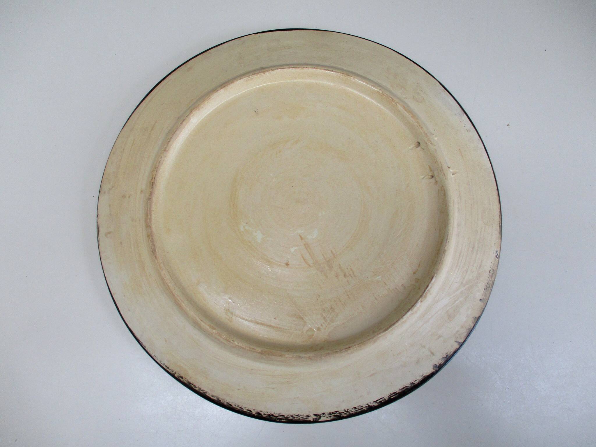 Round ceramic plate with hand-painted decoration