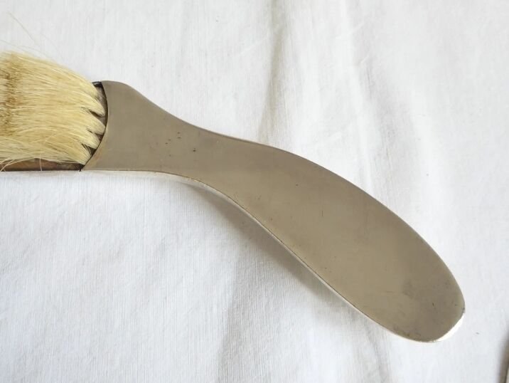 Silver metal crumb pick-up