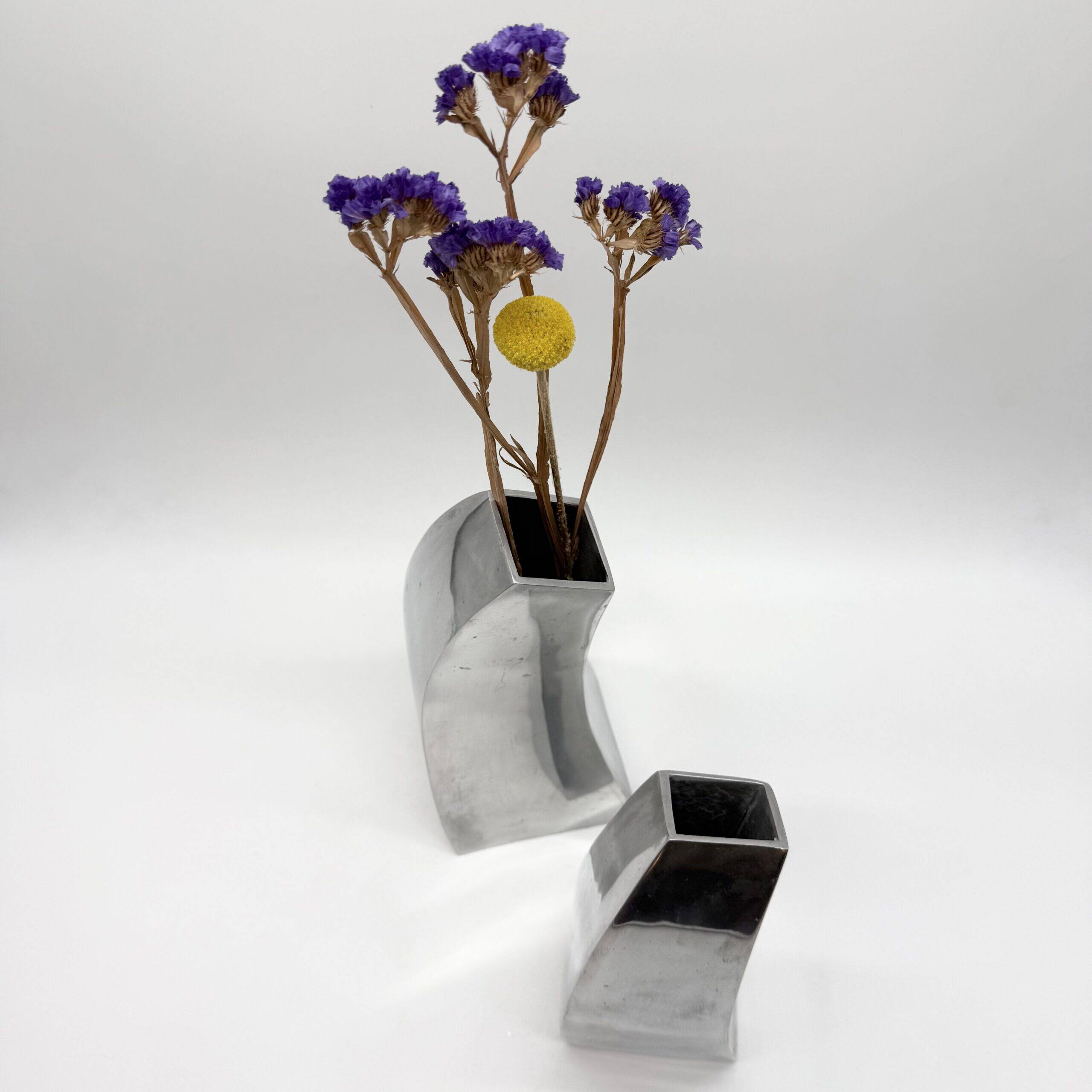 Pair of "Space Age" vases in aluminium cast – 1980s