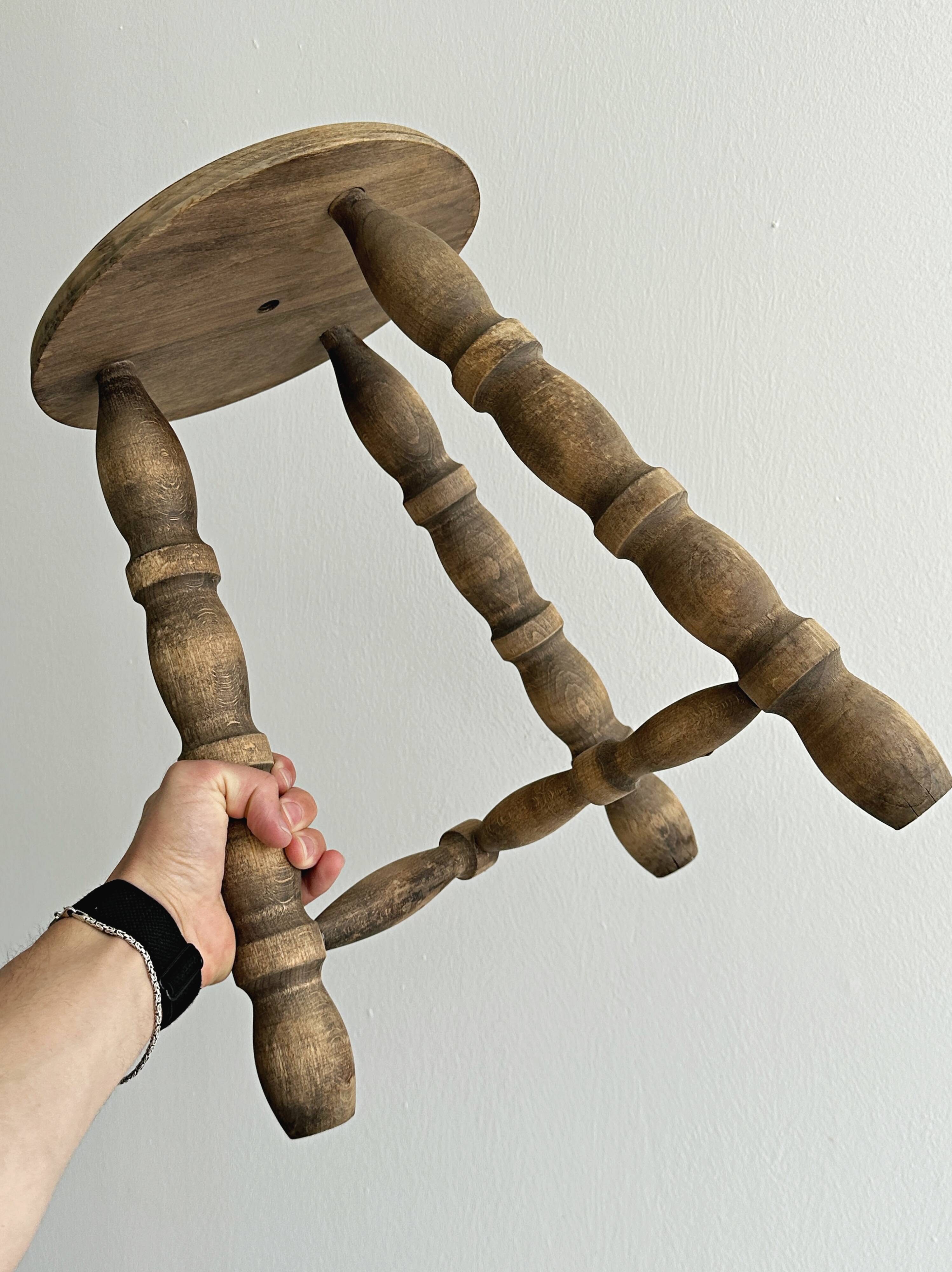 Tabouret tripode ancien en bois