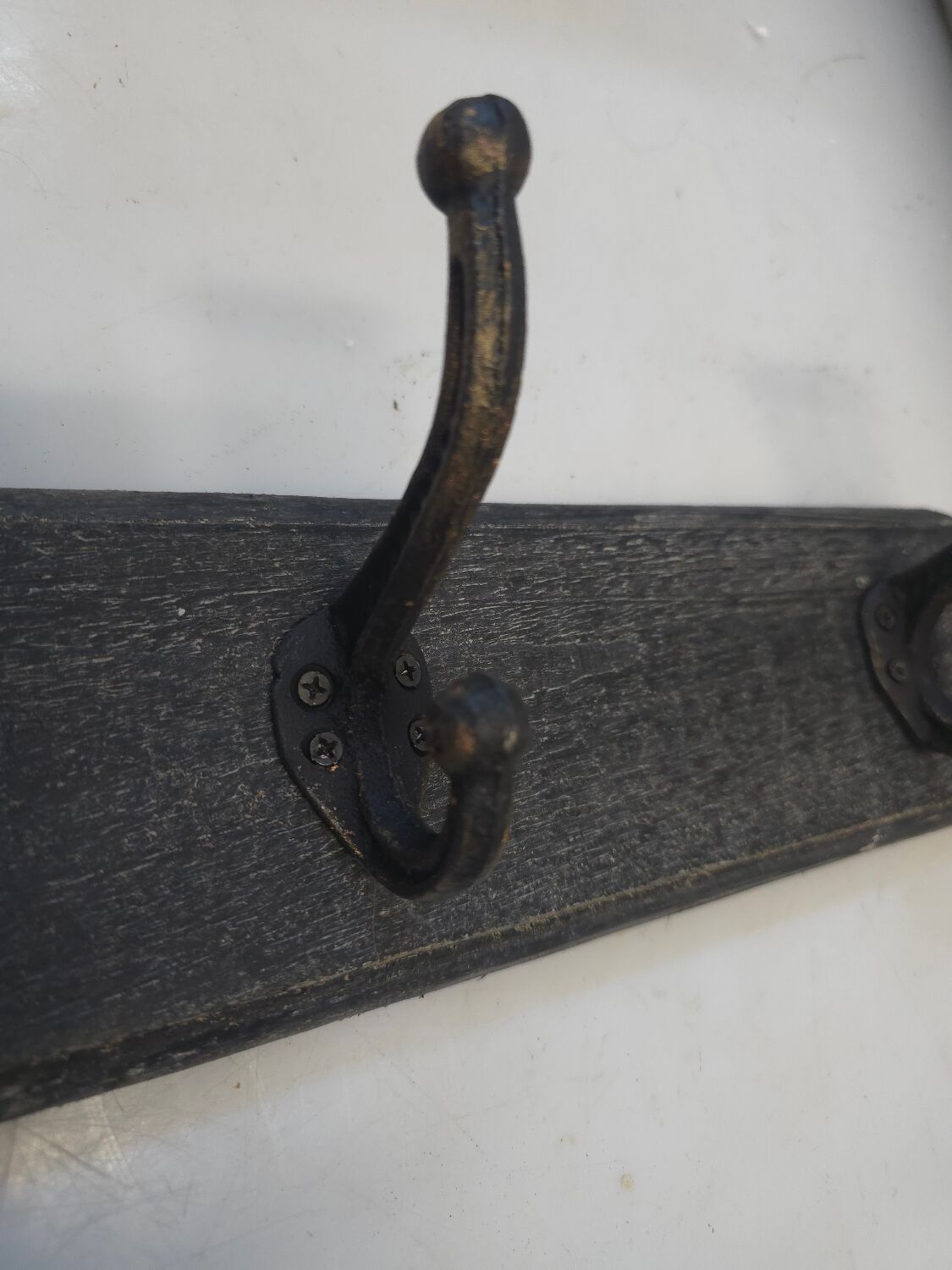 Wall-mounted coat rack with 4 hooks