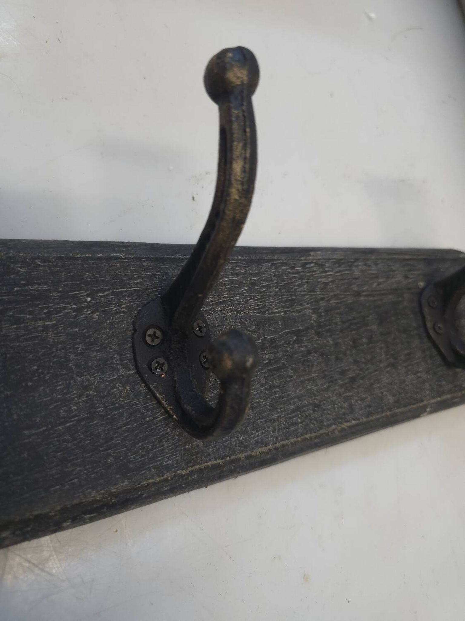Wall-mounted coat rack with 4 hooks