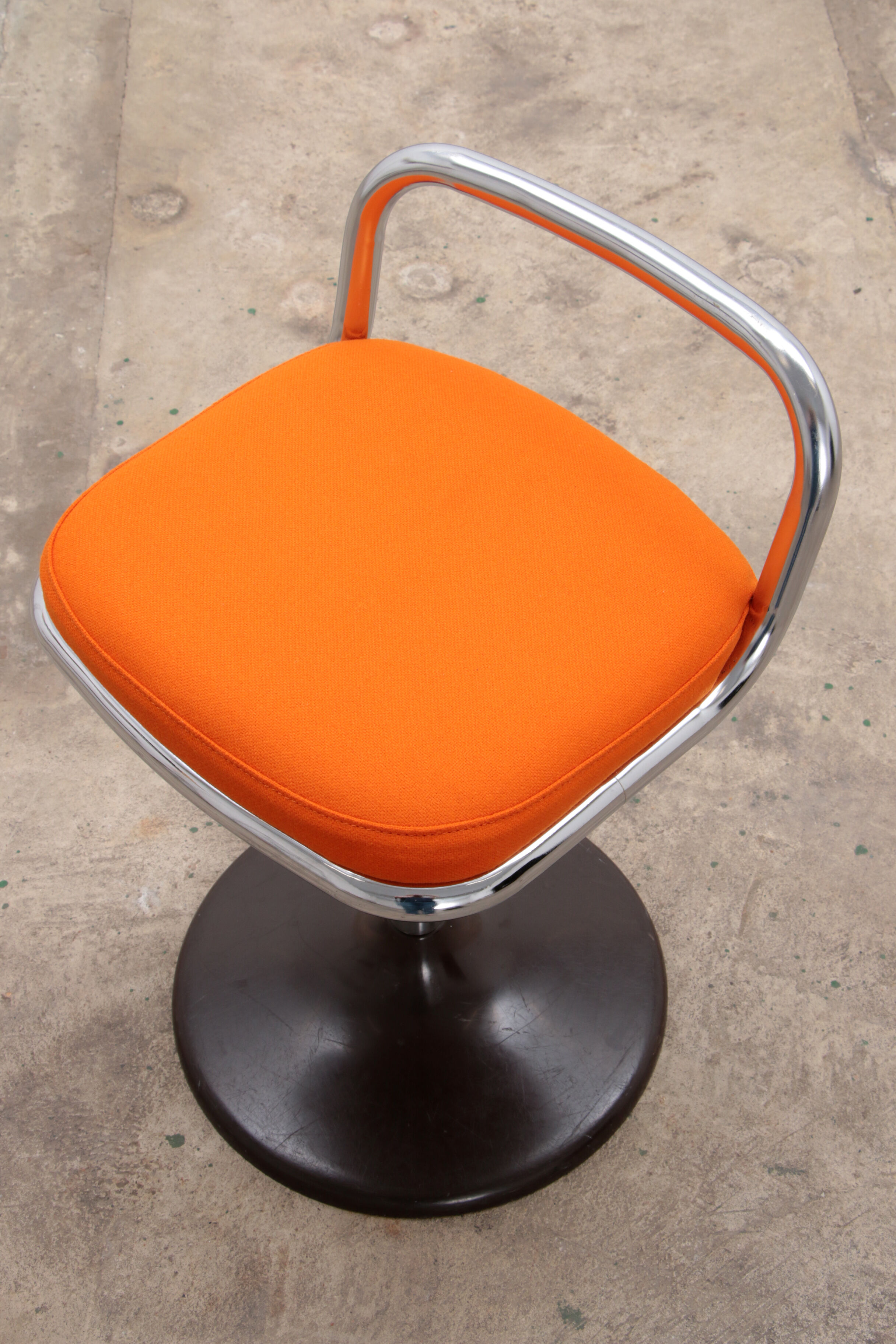 6 Italian low bar stools with orange seat 1970 Joe Colombo style