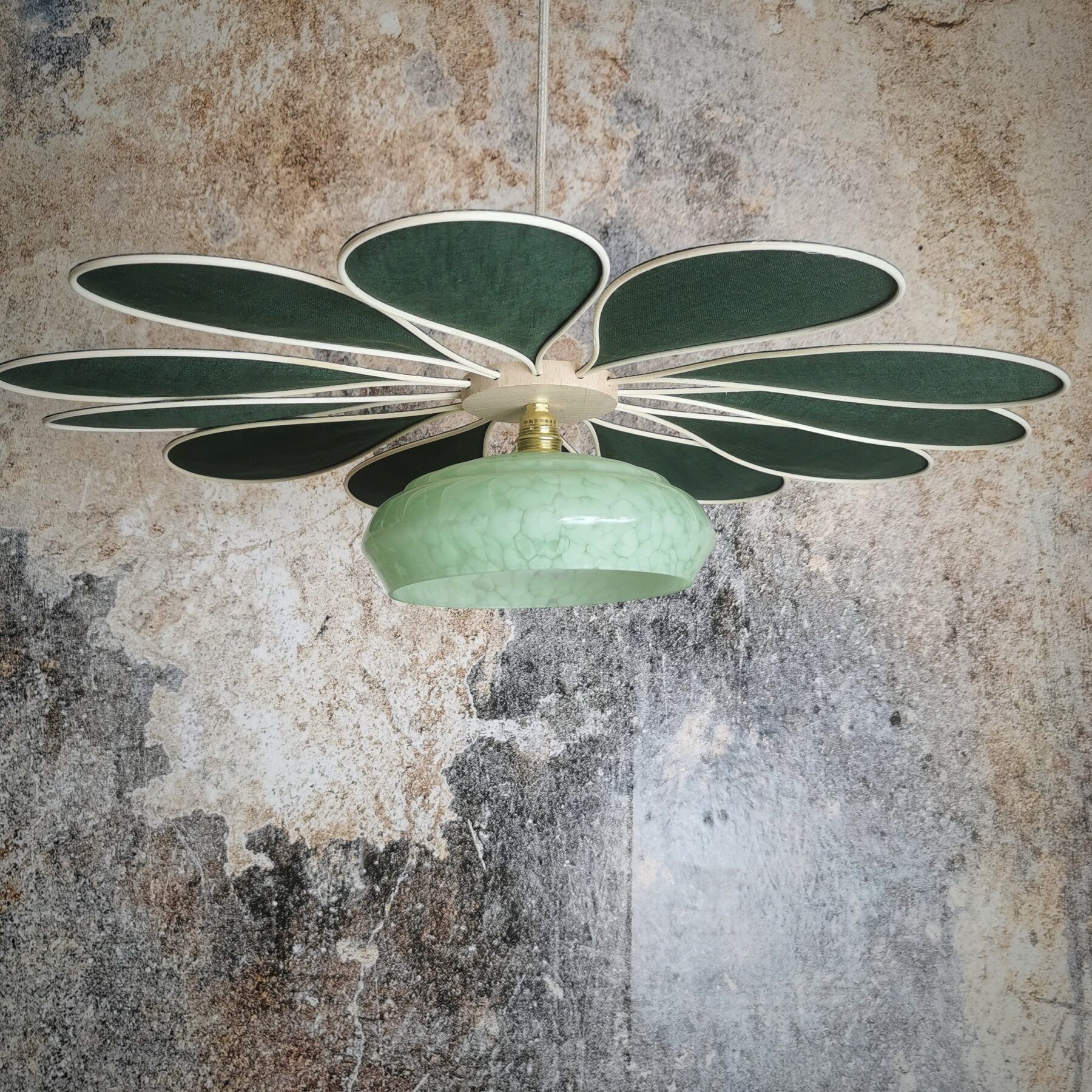 Suspension glass globe and petals in linen and rattan