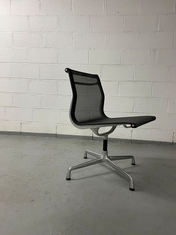 Fauteuil eames Ea 108 pivotant édition vitra