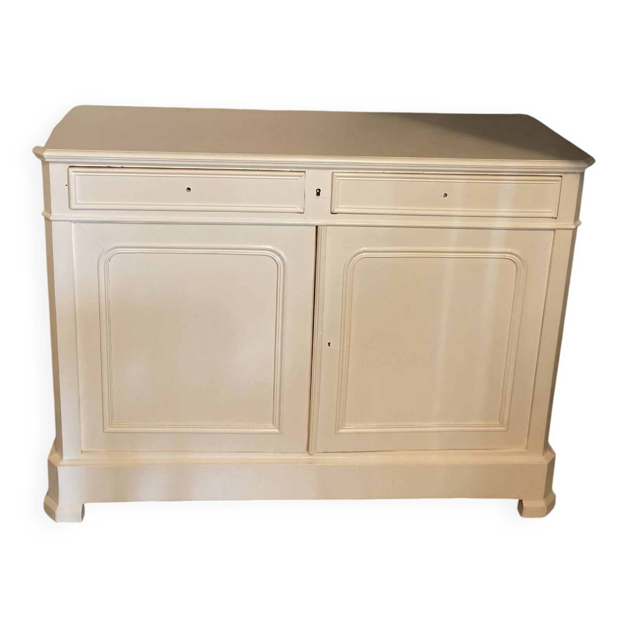 Buffet bas en bois massif relooké blanc cassé – Style Louis-Philippe