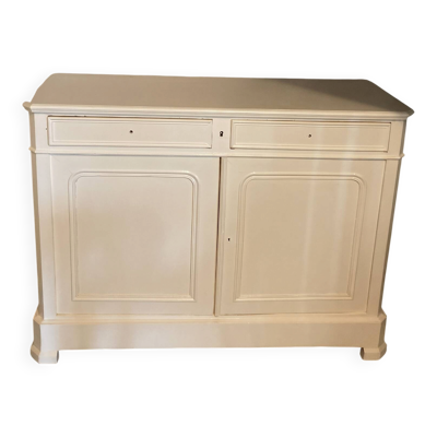 Buffet bas en bois massif relooké blanc cassé – Style Louis-Philippe
