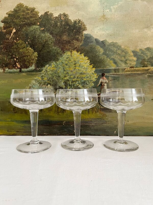 3 coupes à champagne anciennes en cristal décor gravé