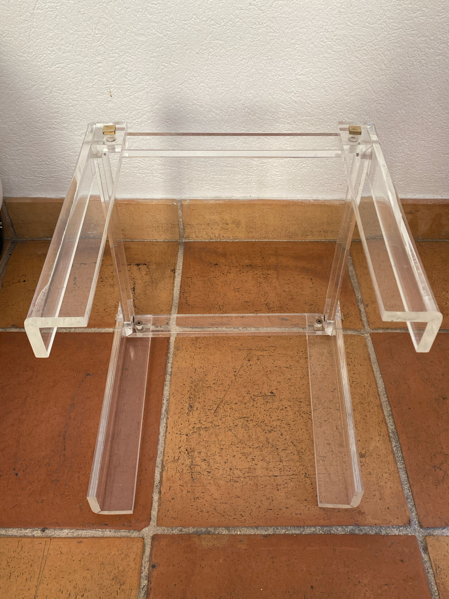 Coffee table, side table in plexiglass with a glass top.
