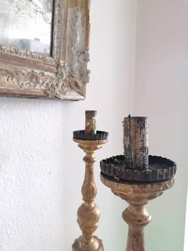 Pair of gold candlesticks with leaf