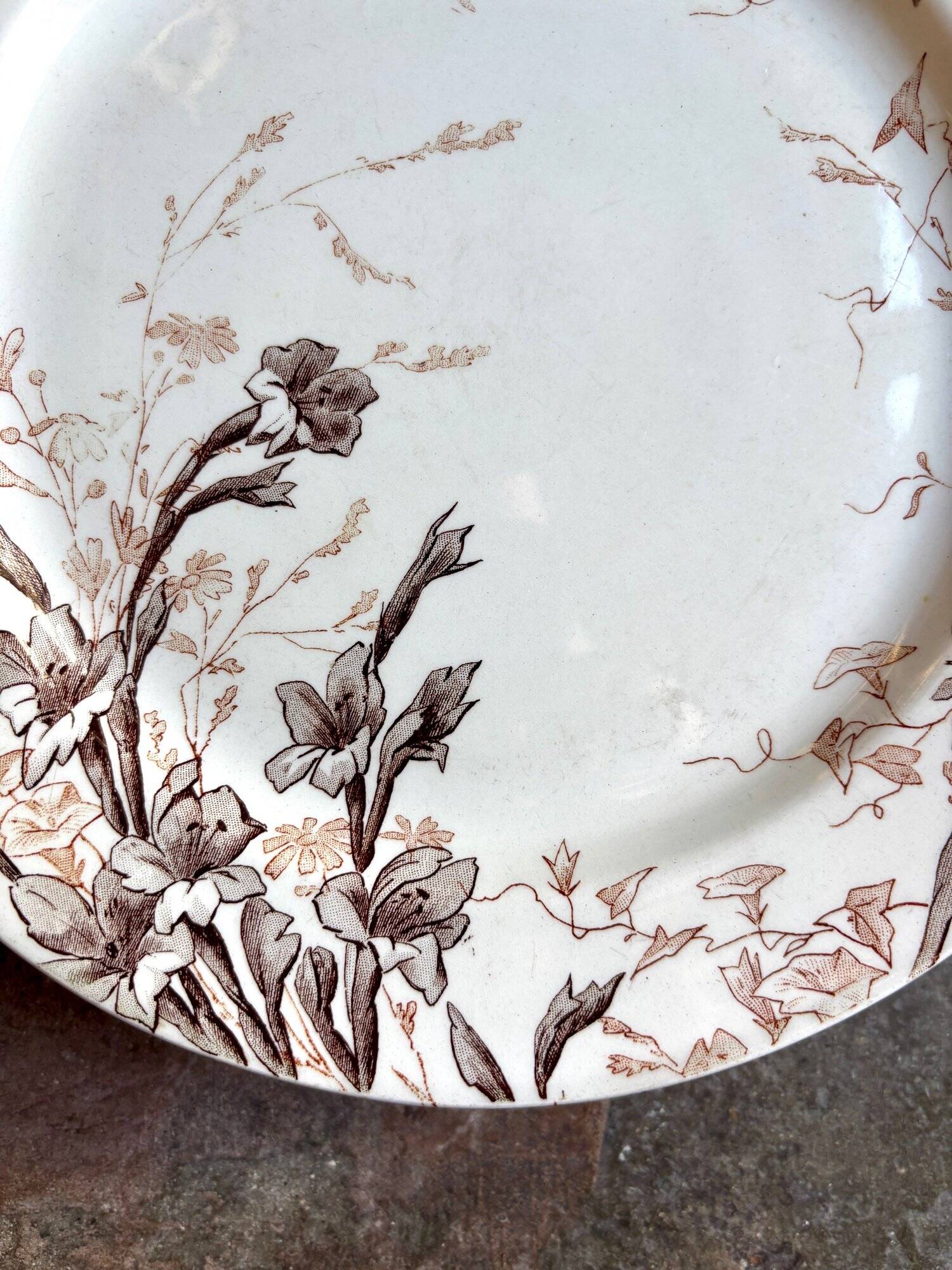Ironware cake plate from Creil and Montereau, "Glaïeul" service