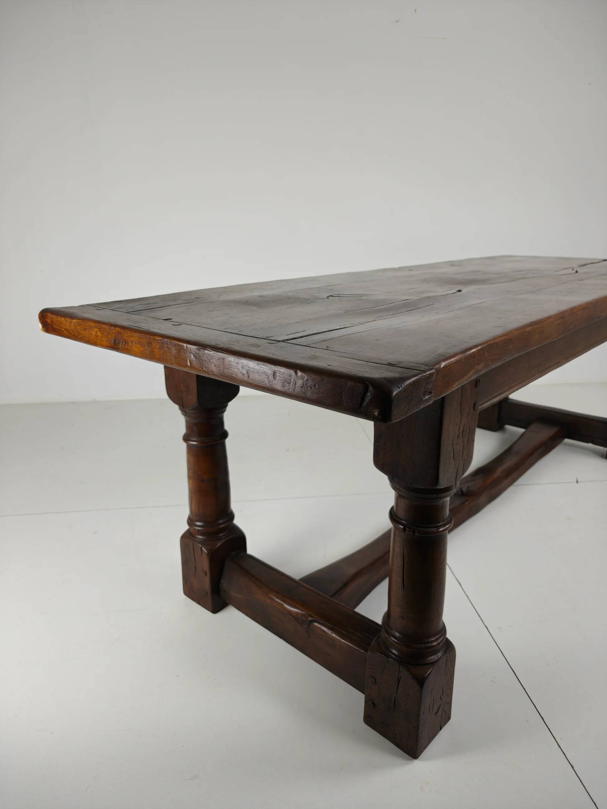 Table à manger anglaise en chêne massif, XXe siècle