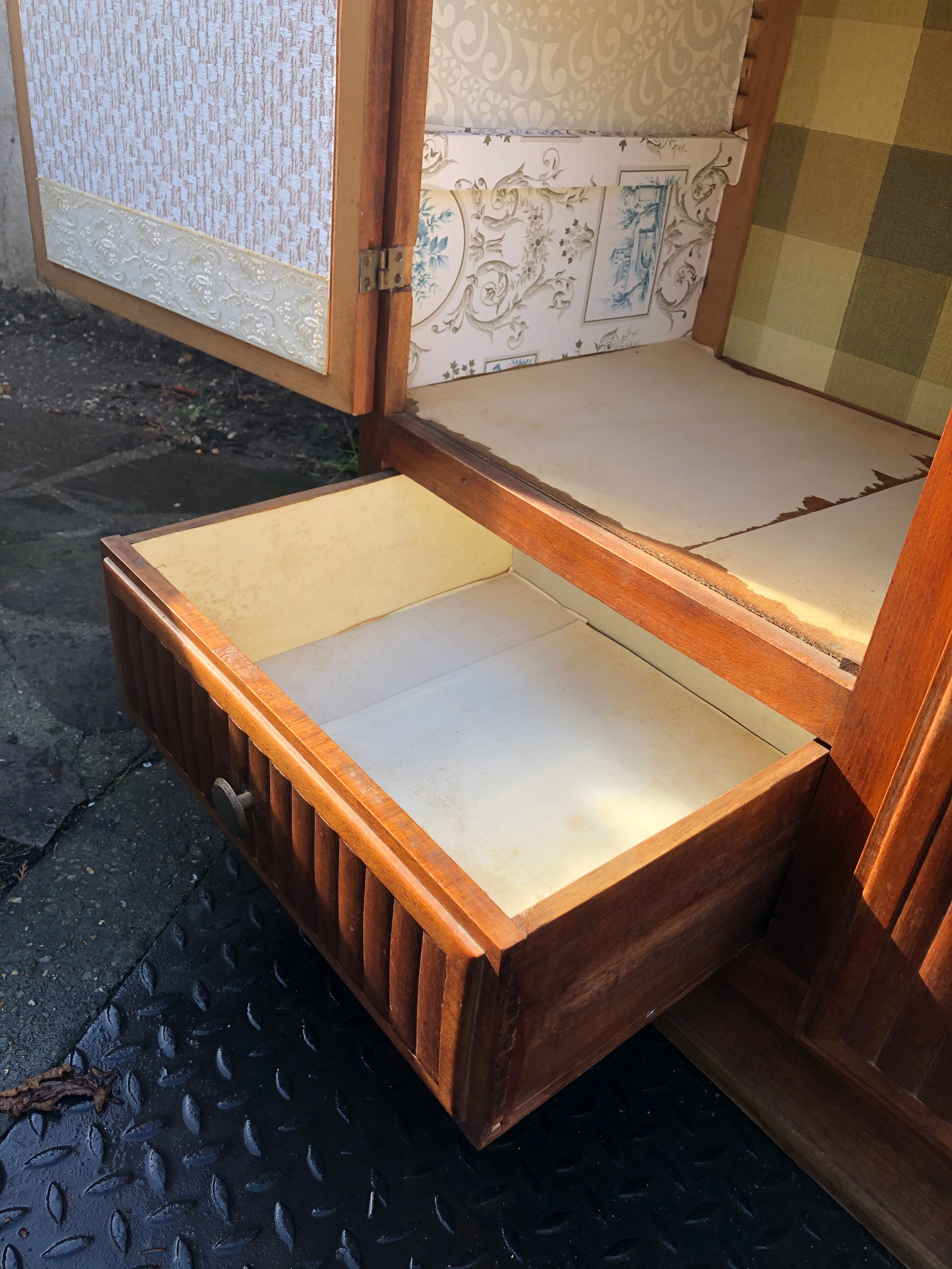 Asymmetrical cabinet