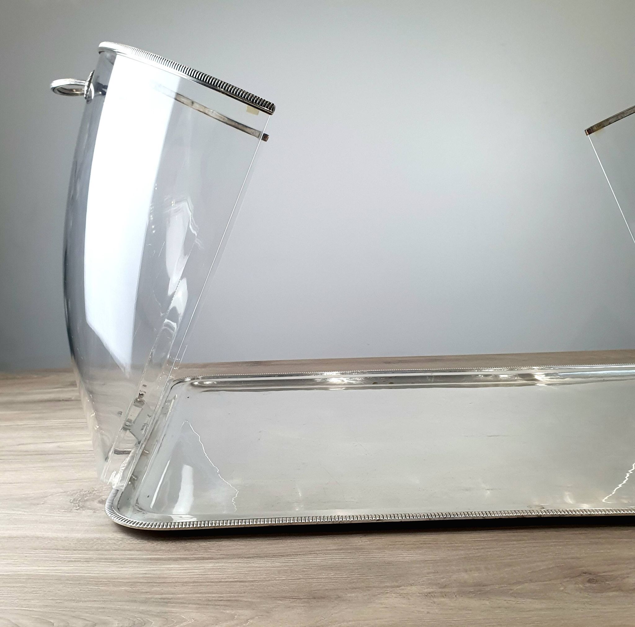 Large serving platter with lid, in silver metal.