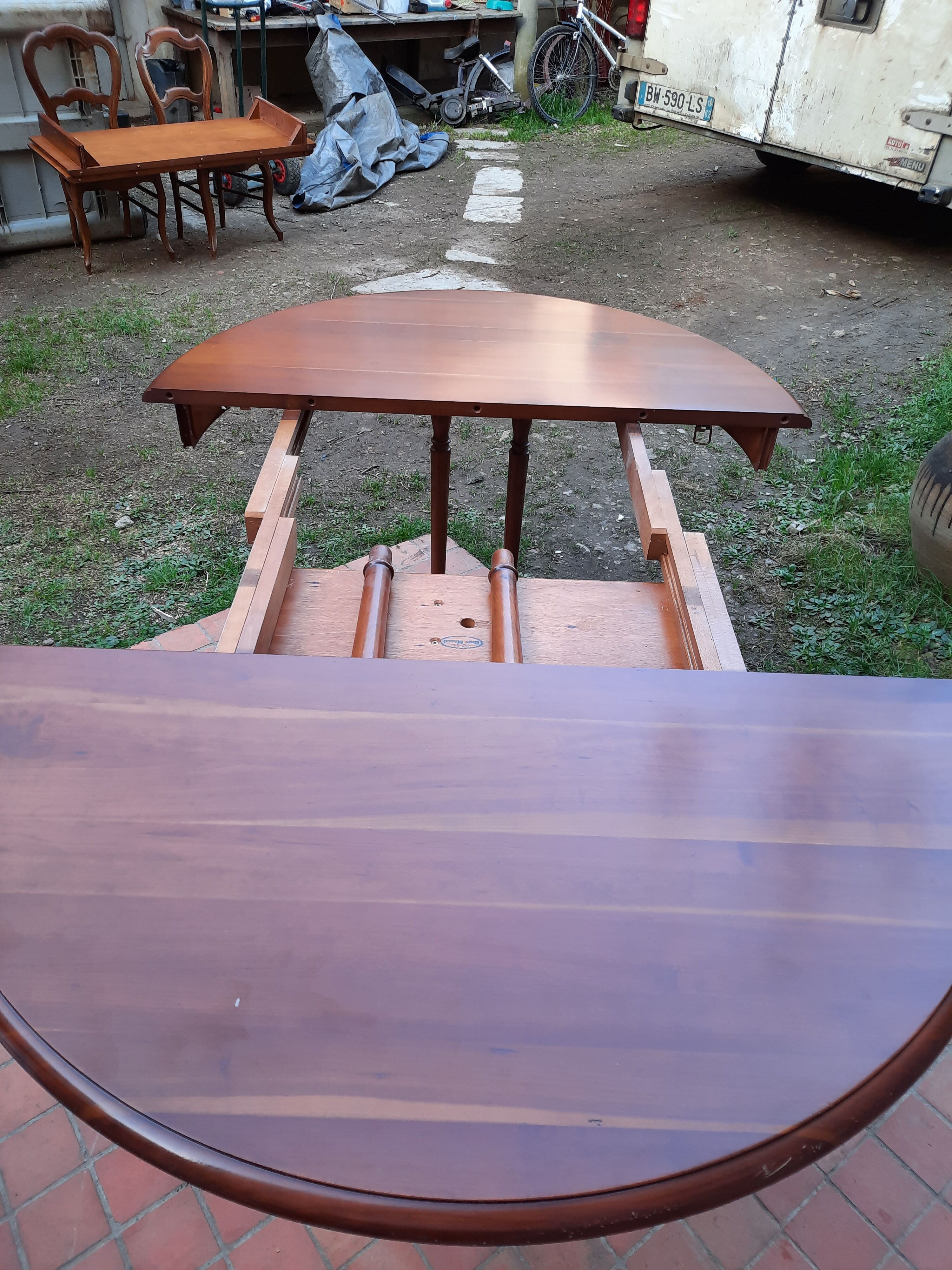 Philippe Louis style round table