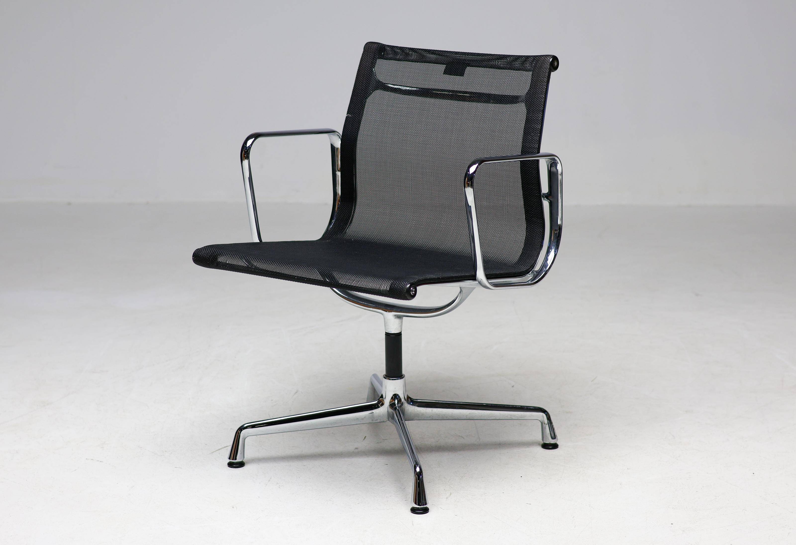 Ensemble de quatre chaises pivotantes EA108 Eames "Aluminium Group" par Vitra en noir
