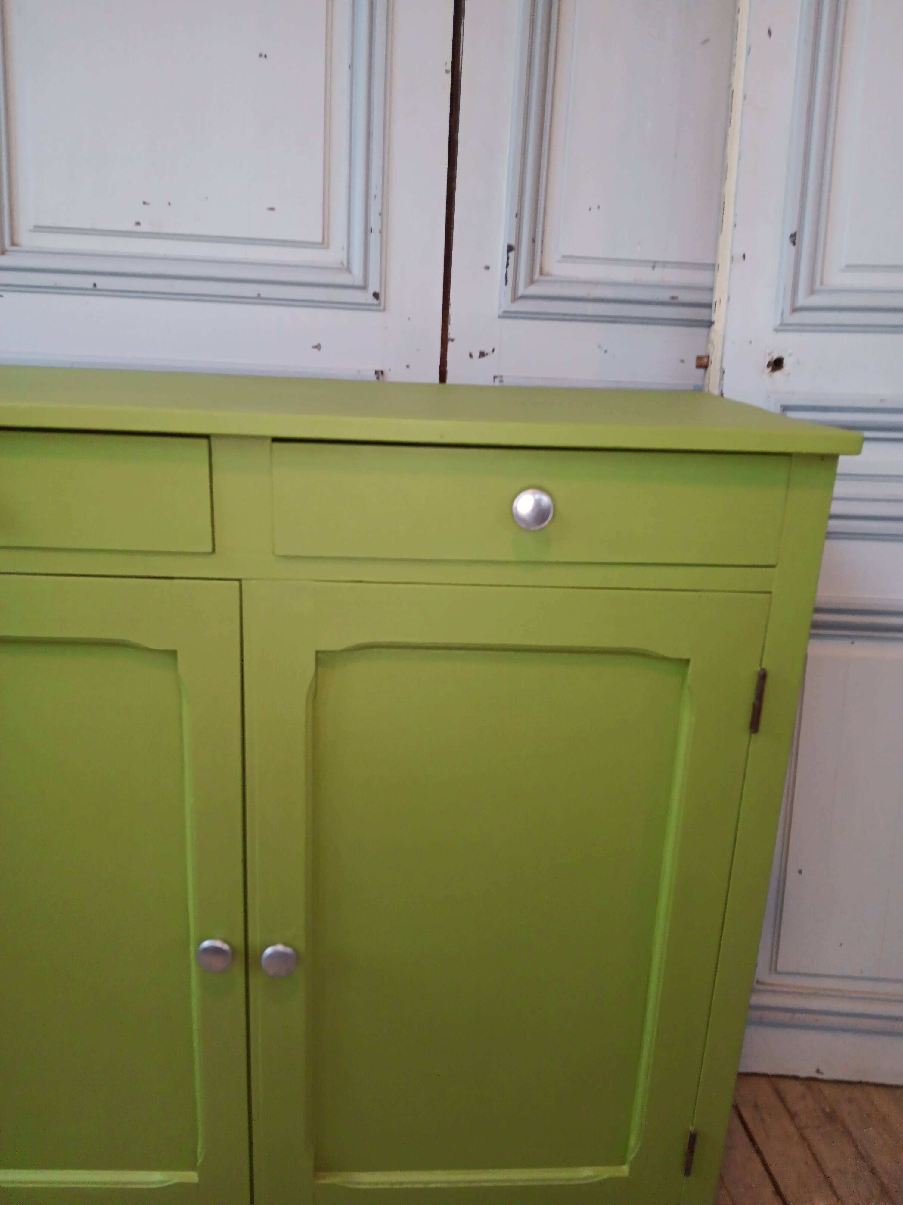 Green Parisian Buffet