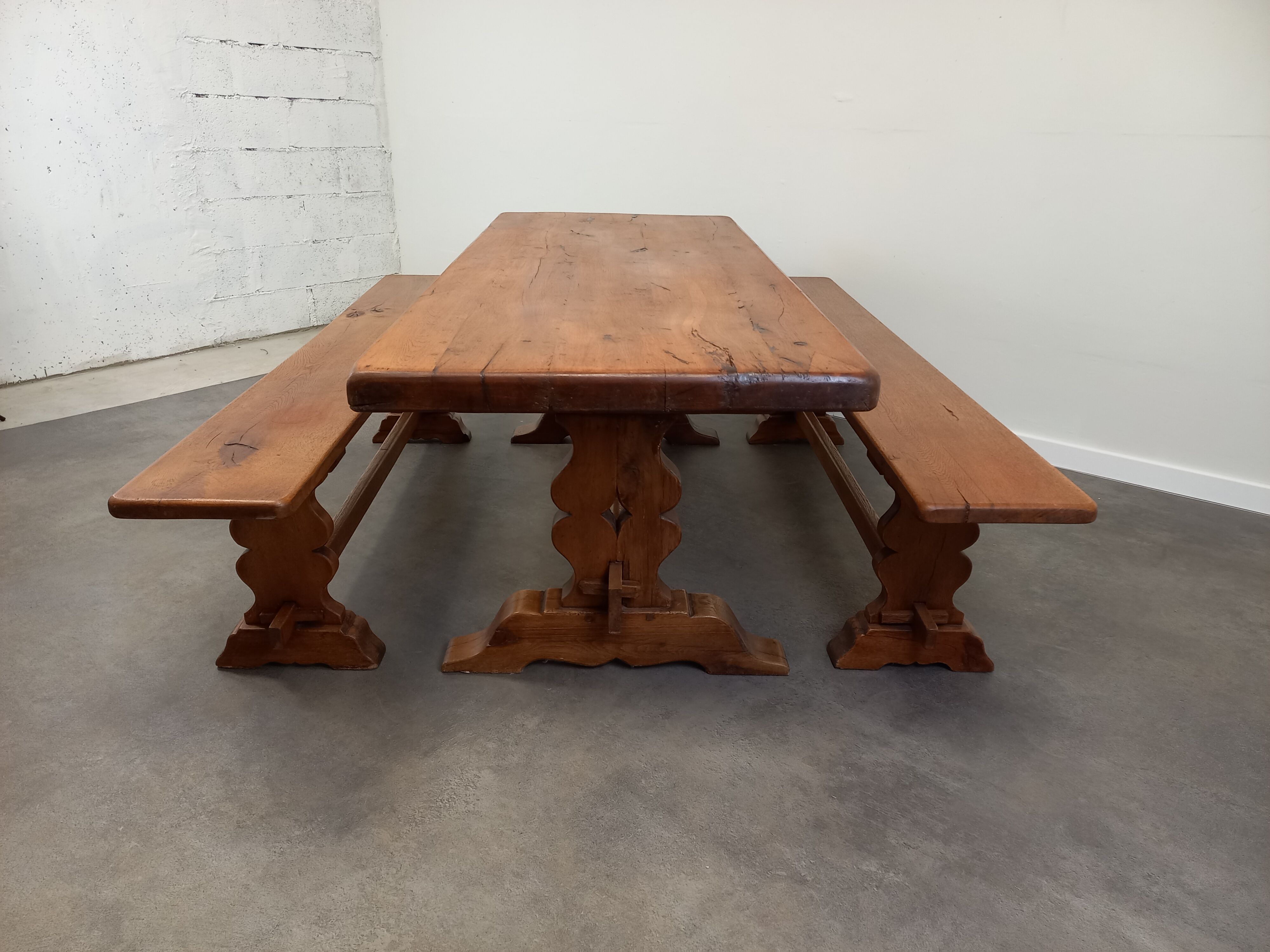 Farmhouse table and its 2 benches