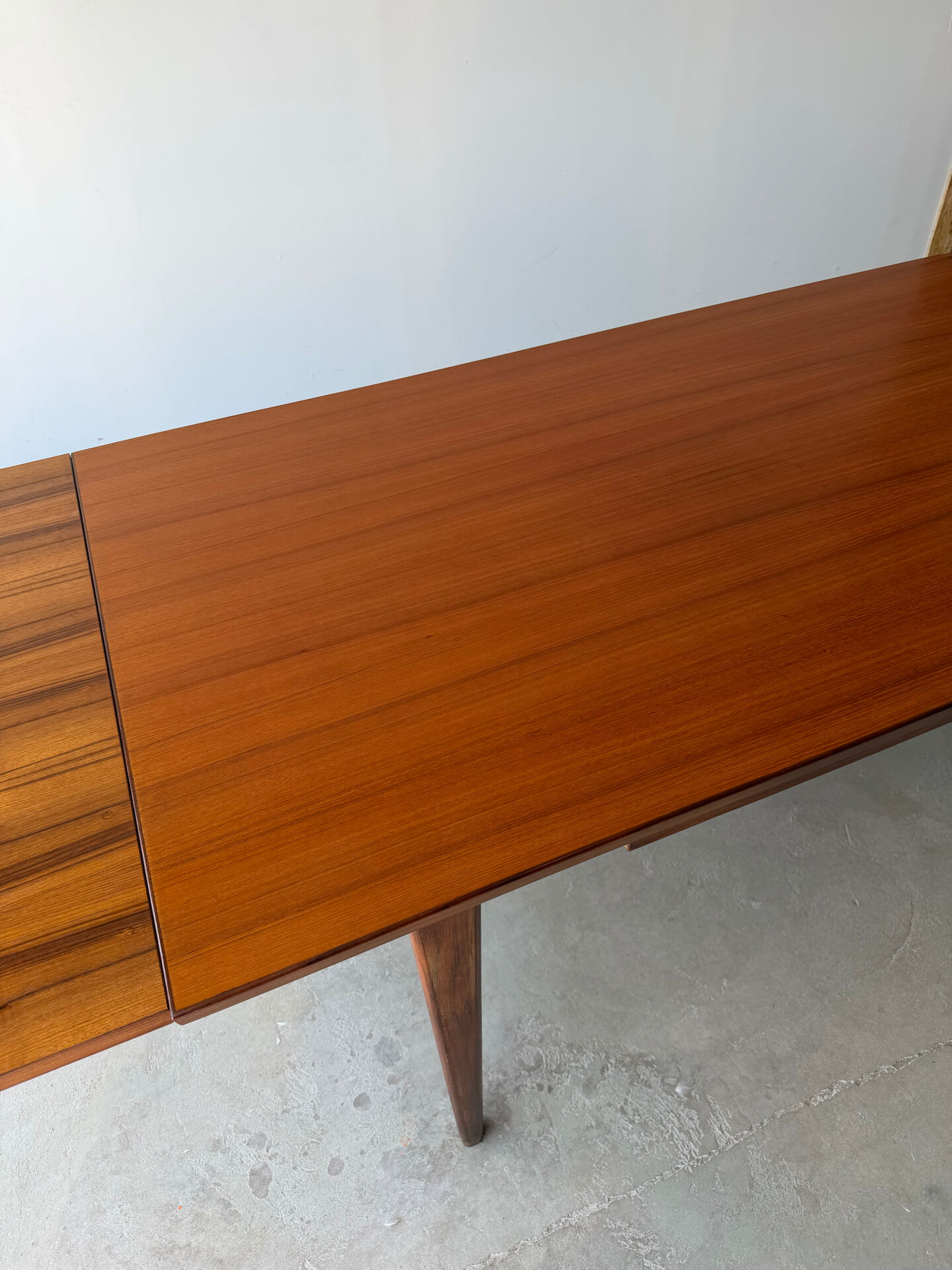 Rectangular extendable table in Scandinavian design made of solid teak.