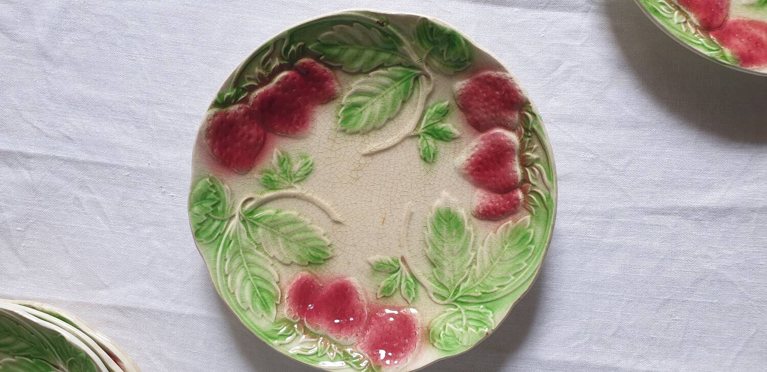 Six assiettes en barbotine décor fraises