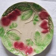 Six assiettes en barbotine décor fraises
