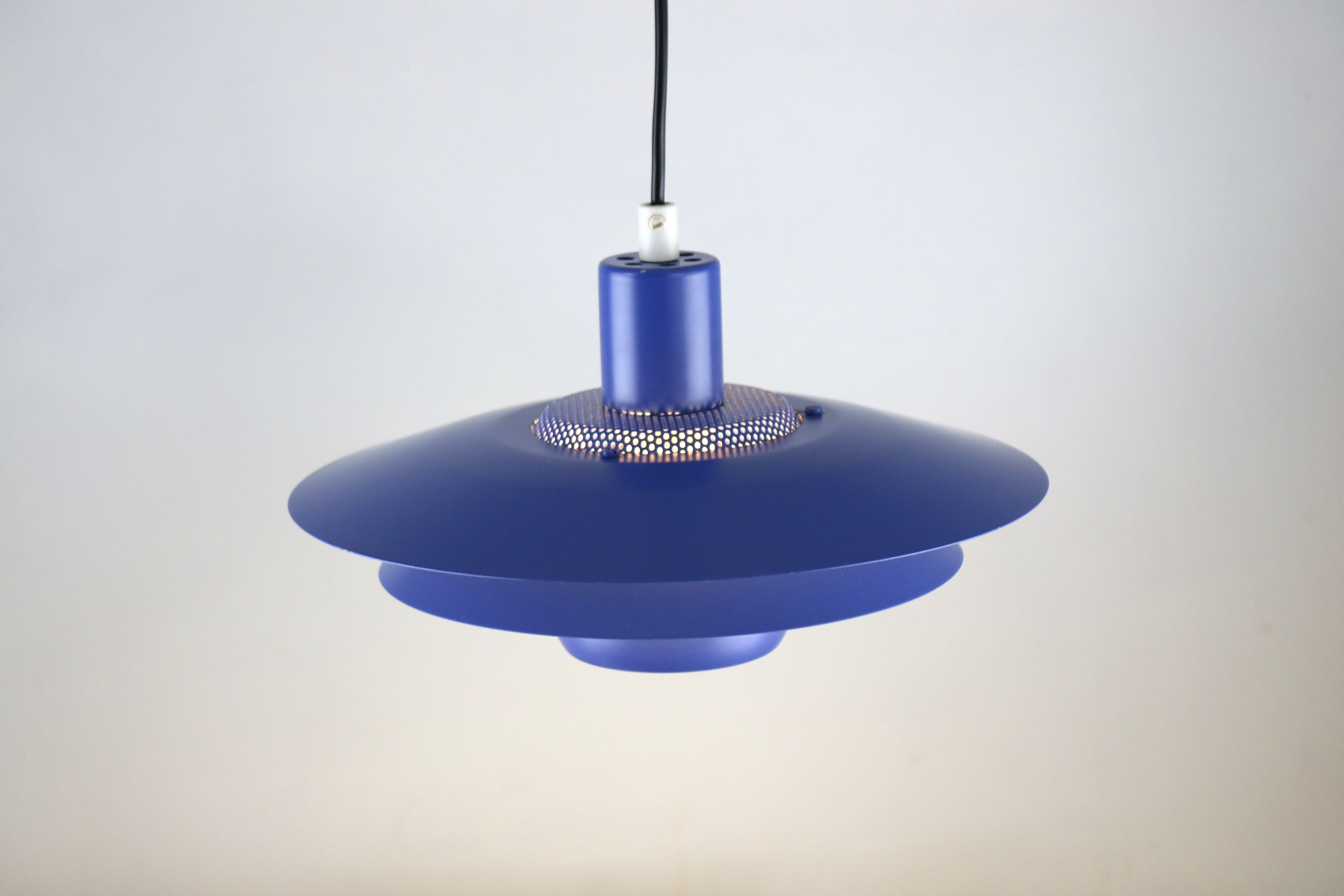 Suspension bleue par Jeka Metaltryk - Modèle Viola type 3013P