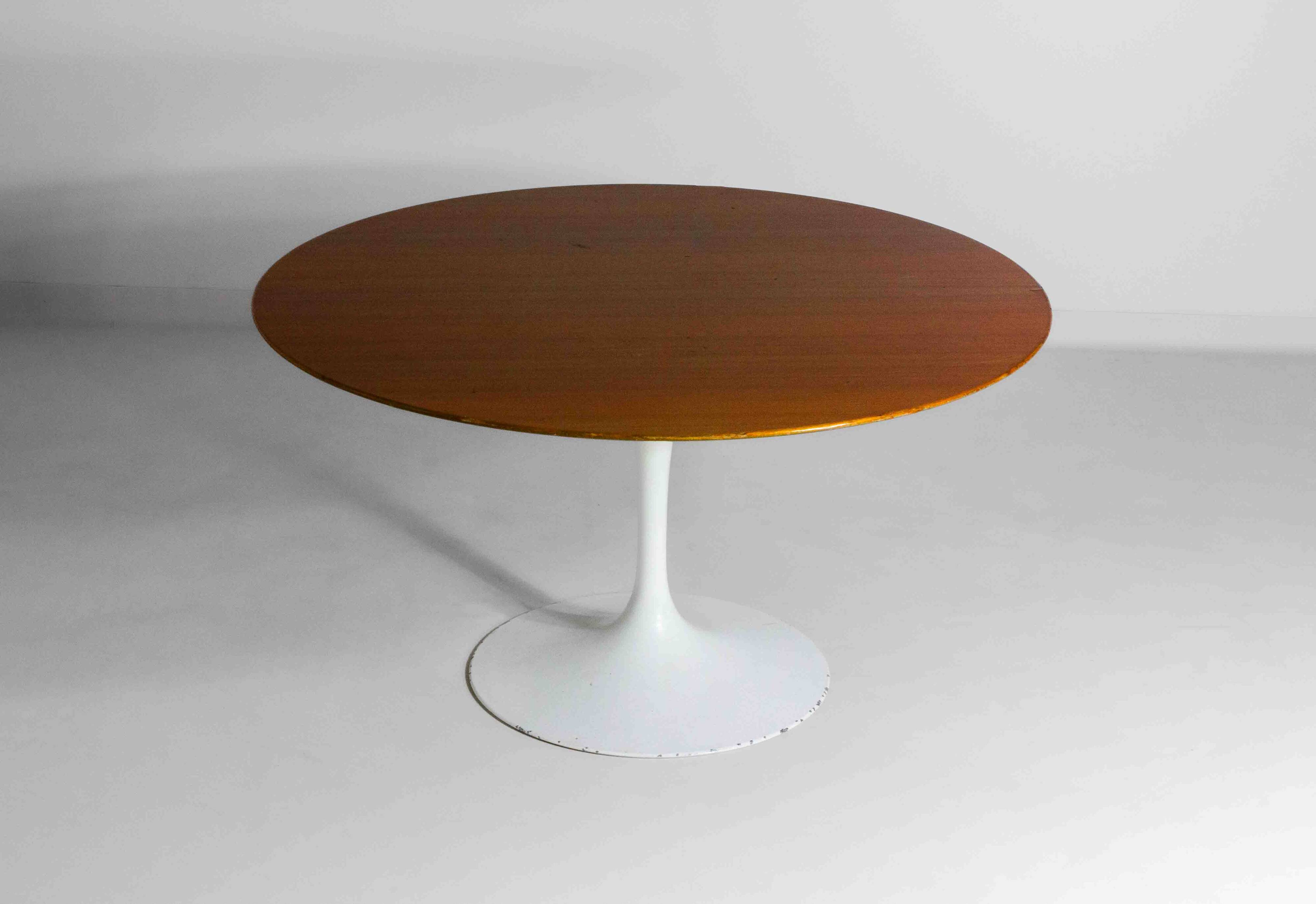 Large tulip table with wooden top by Eero Saarinen, Knoll International 1970s