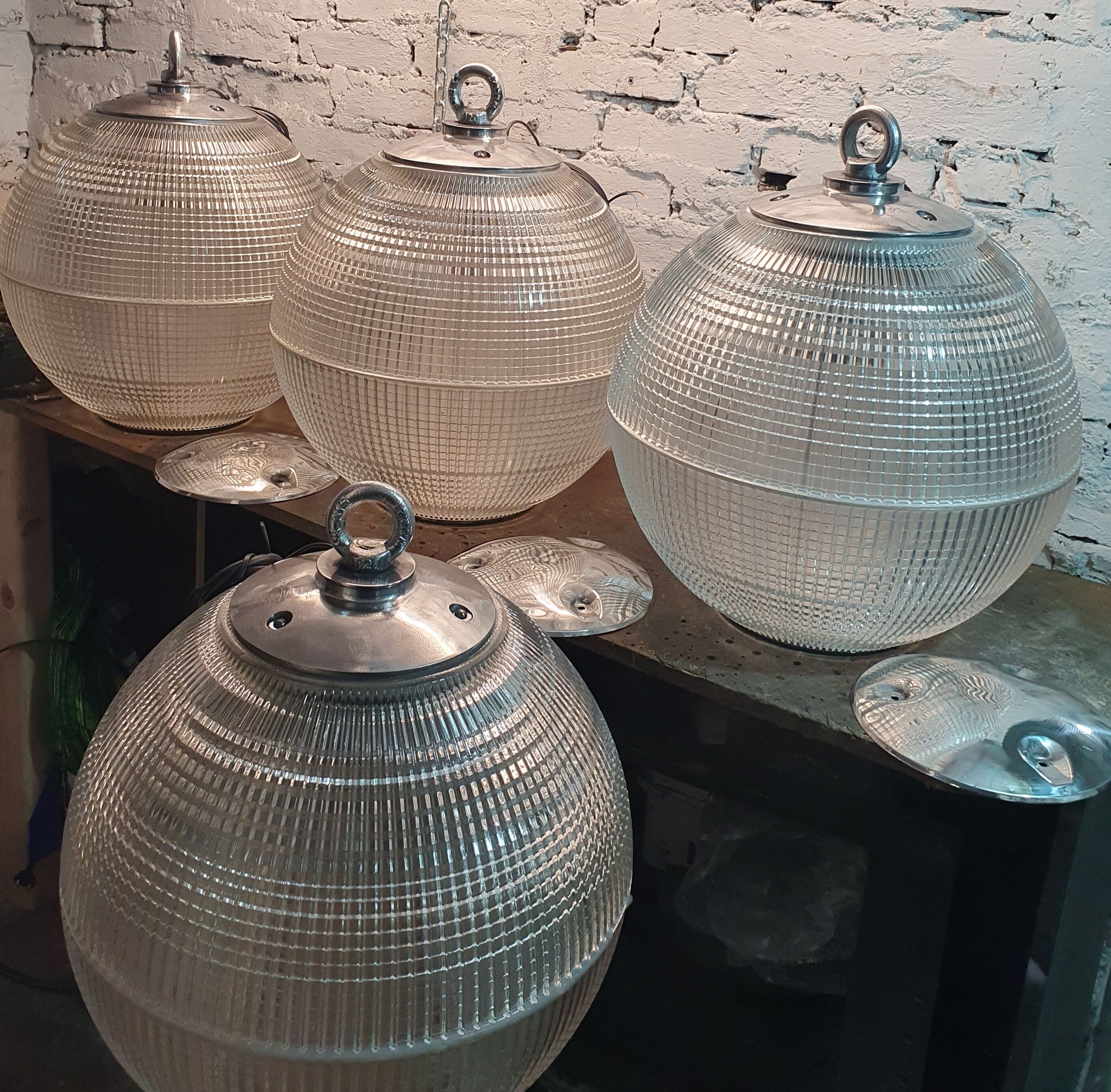 Holophane suspension in aluminium cast.