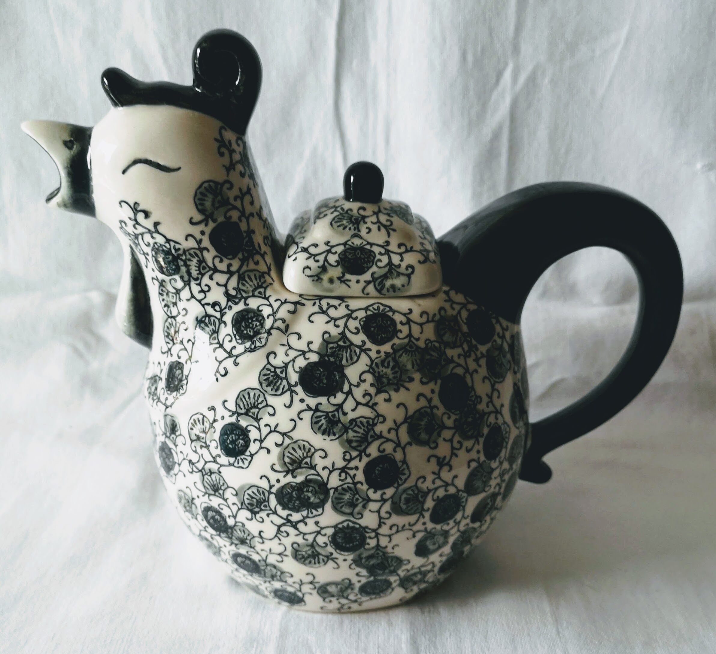 Porcelain casserole teapot
