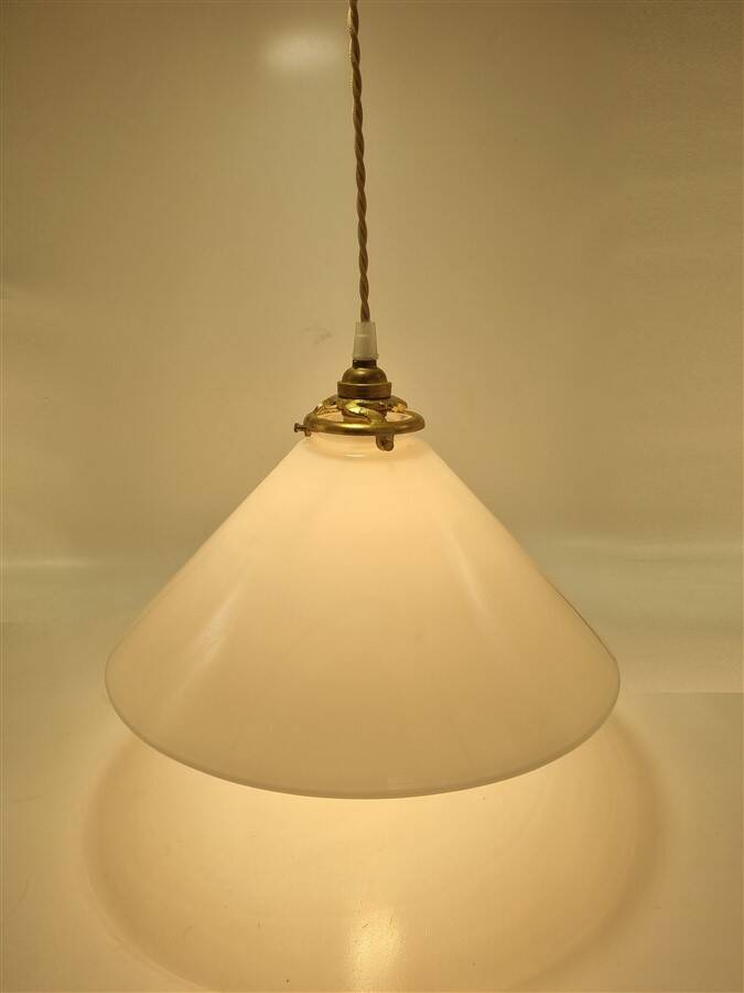 Conical suspension in white opaline