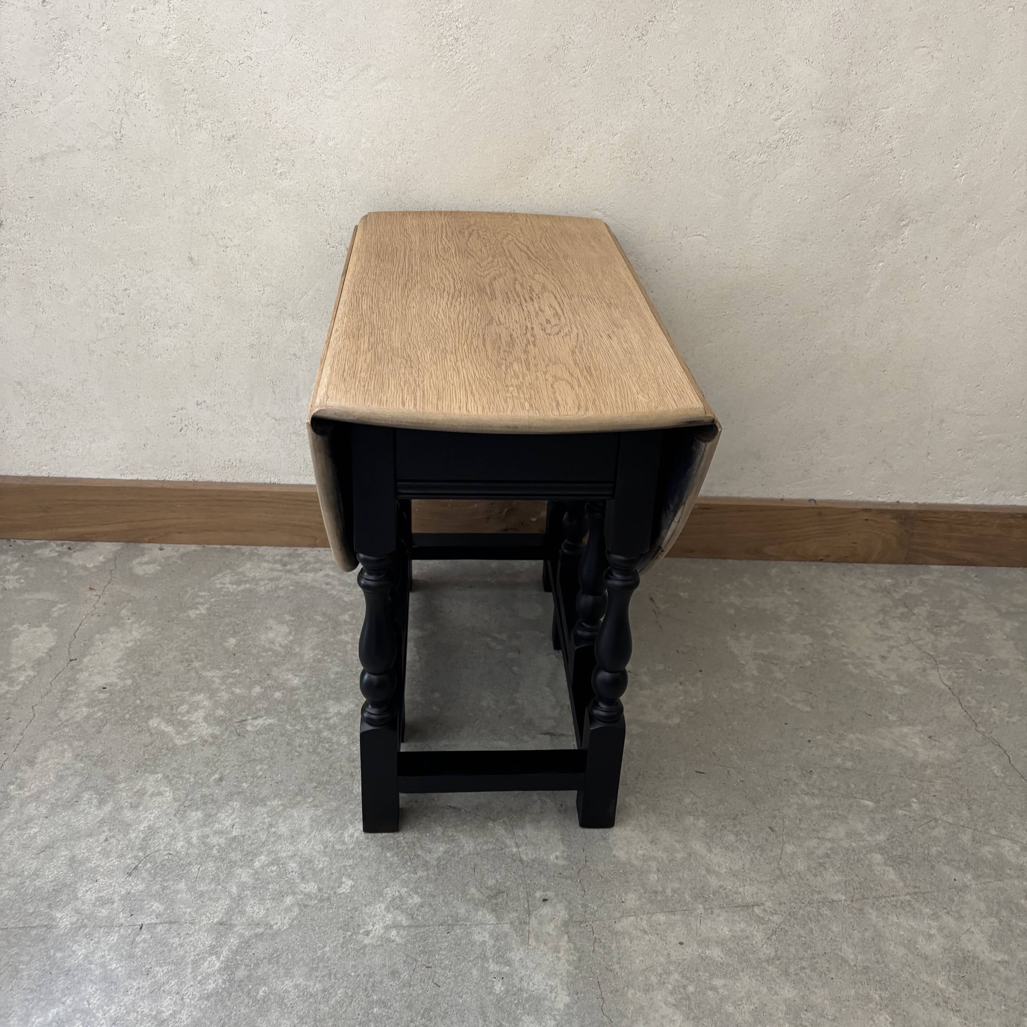 Extendable coffee table