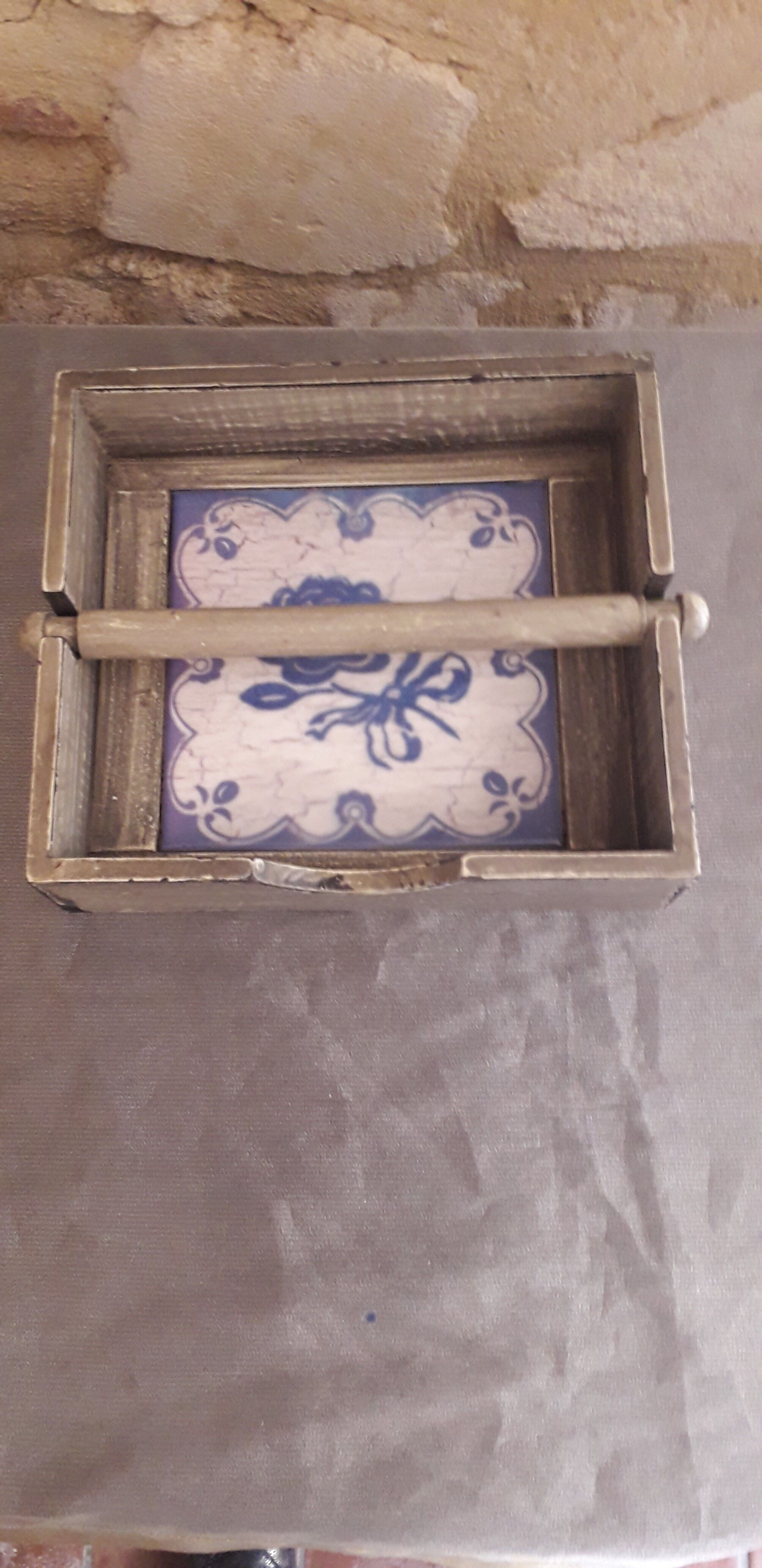 Grey patinated wooden top, ceramic bottom, for napkins/paper napkins