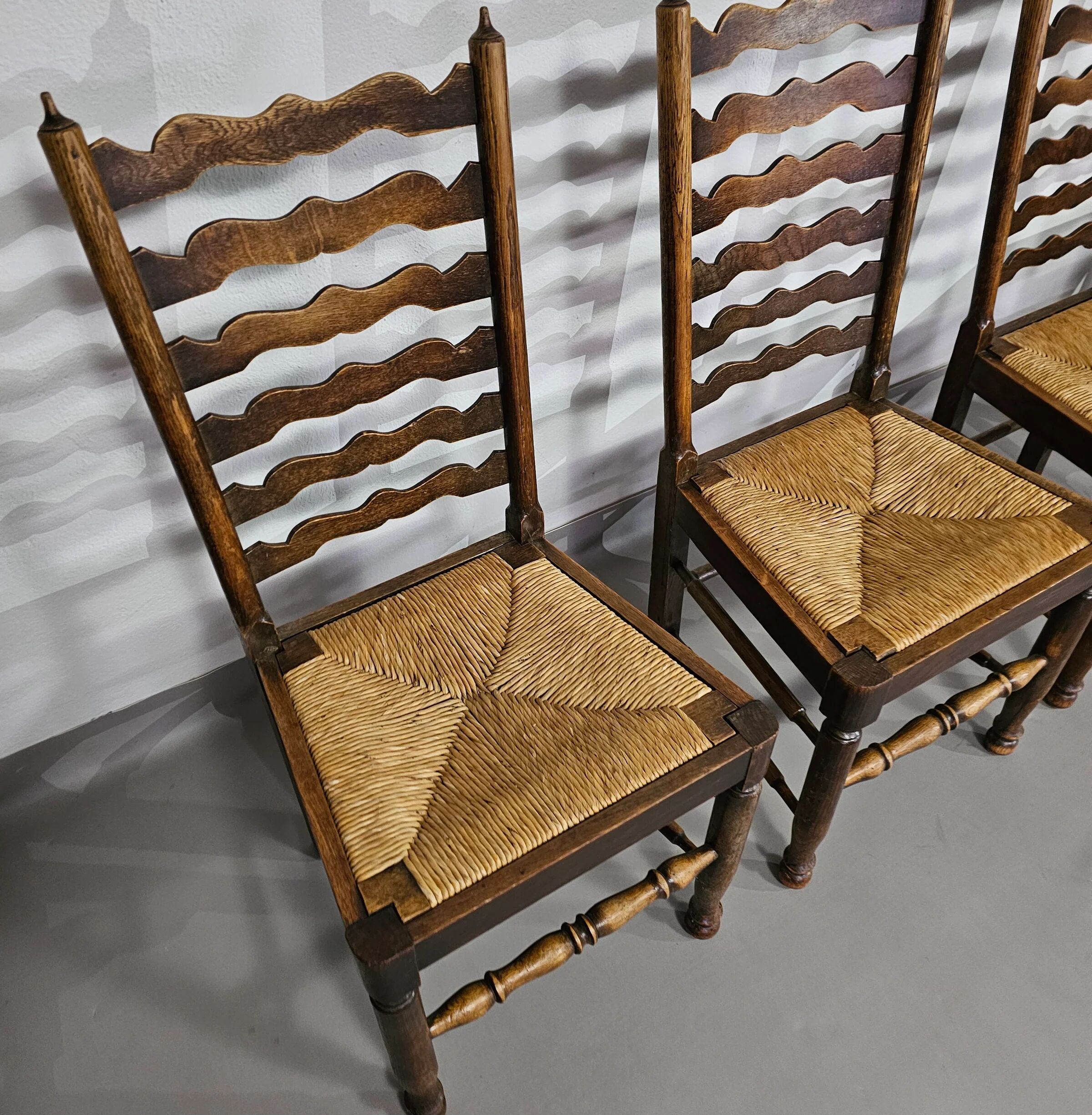 Ensemble de 4 chaises de salle à manger en chêne, rustiques, de ferme, à dossier en échelle avec sièges en jonc, années 1960