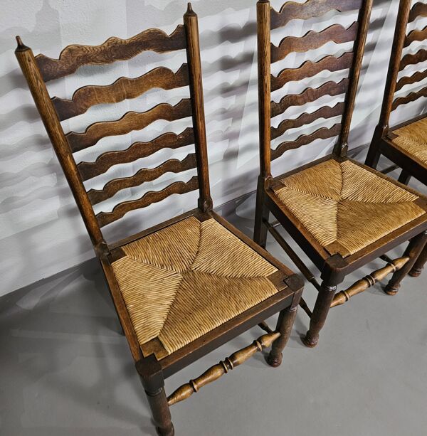 Ensemble de 4 chaises de salle à manger en chêne, rustiques, de ferme, à dossier en échelle avec sièges en jonc, années 1960