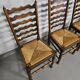 Ensemble de 4 chaises de salle à manger en chêne, rustiques, de ferme, à dossier en échelle avec sièges en jonc, années 1960
