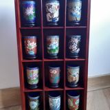 Cups cloisonné flower motifs (12) in its wooden shelf