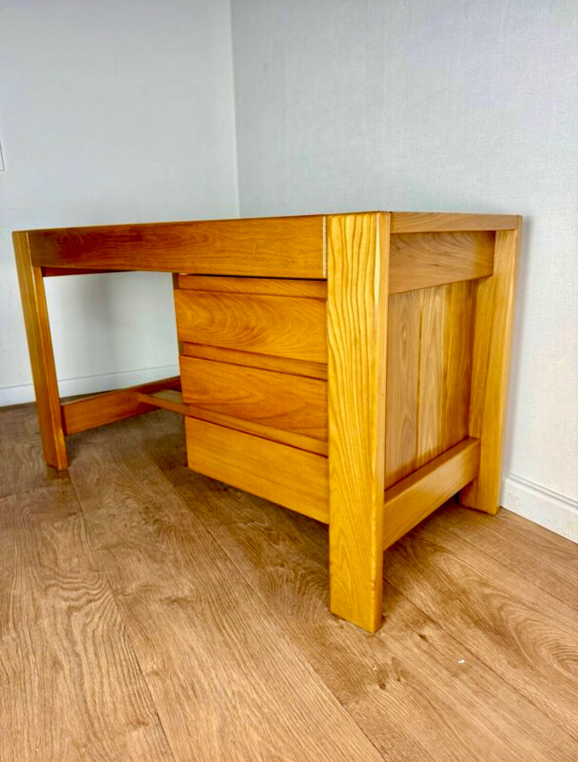 Desk made of solid elm wood