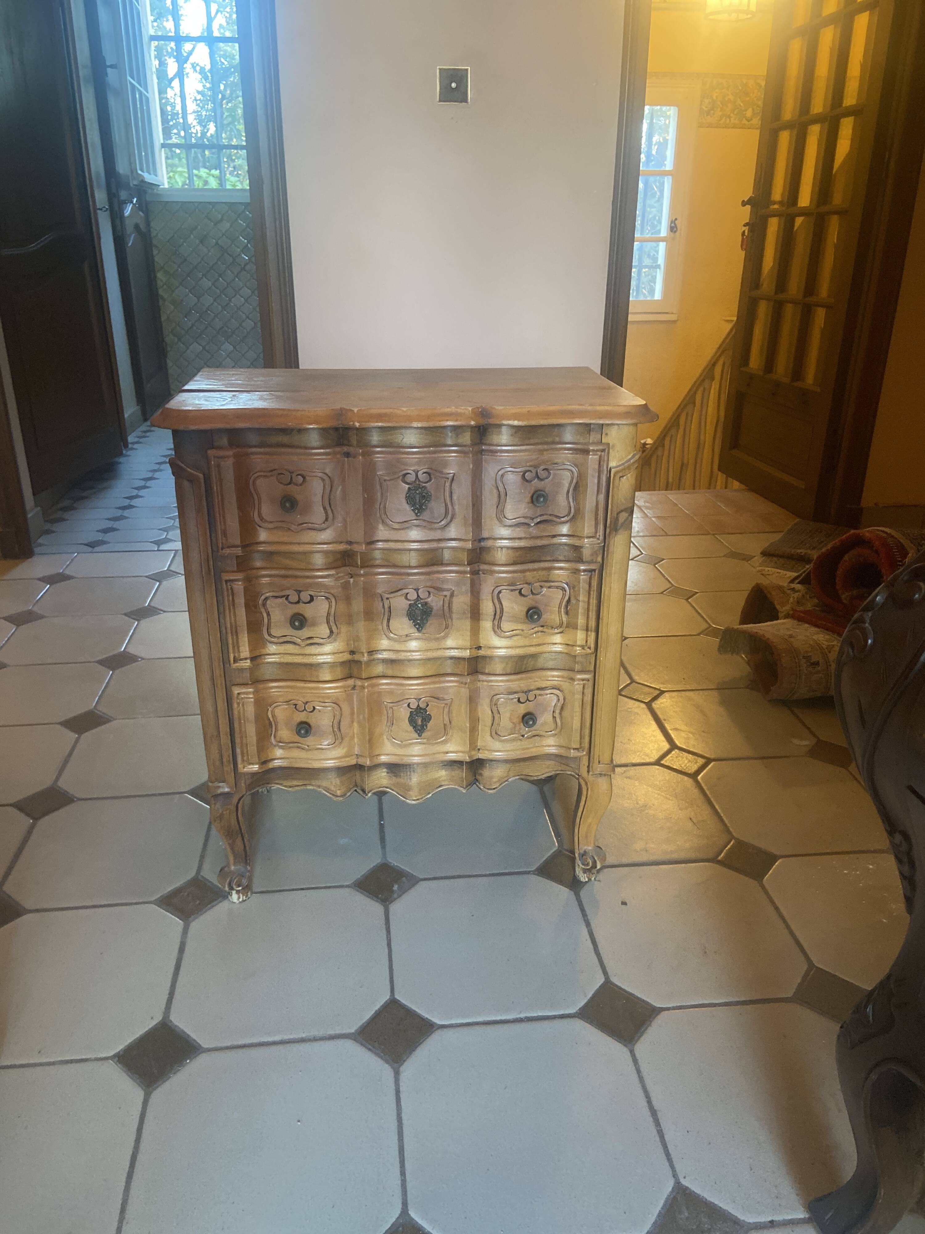Small Provençal jump commode in light wood in Louis XV style.