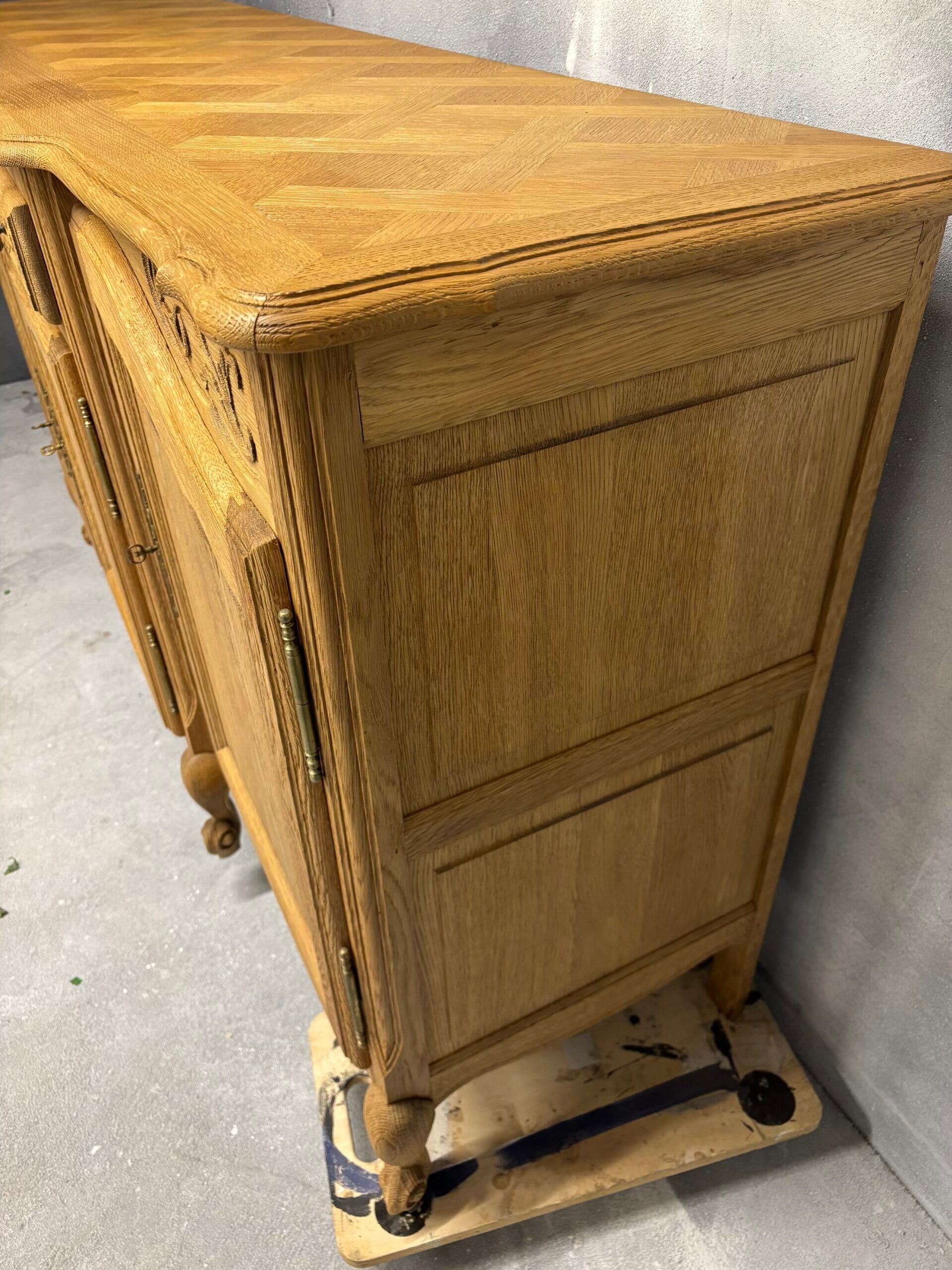 Oak buffet with marquetry