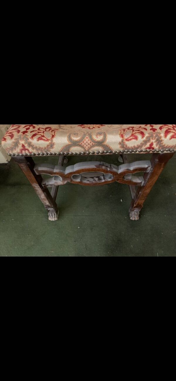 Chaise ancienne en bois avec tapisserie