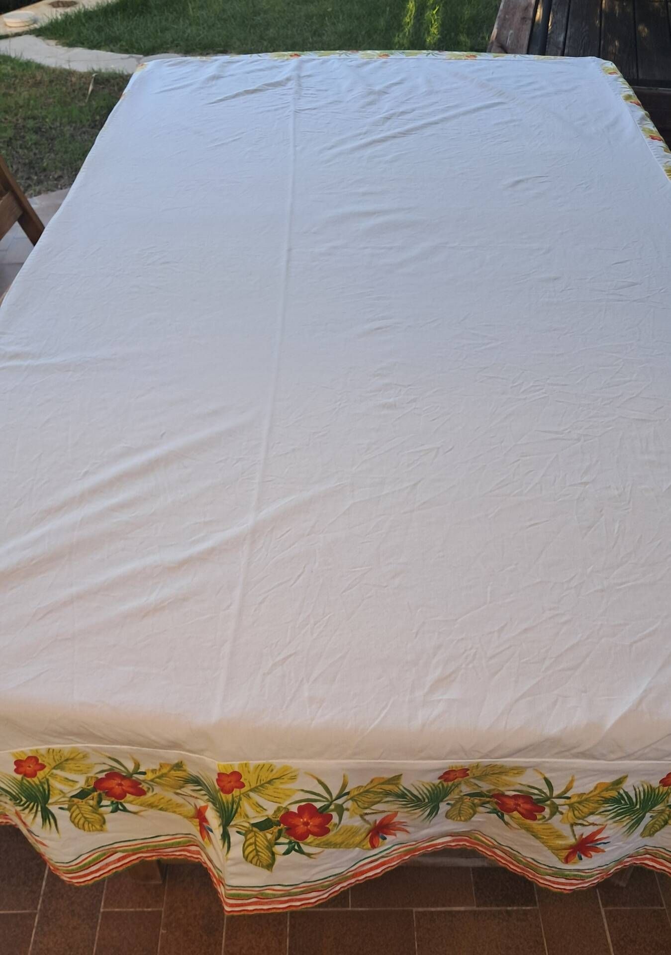 Vintage tablecloth printed with tropical and exotic flowers 235 x 142 cm – Years