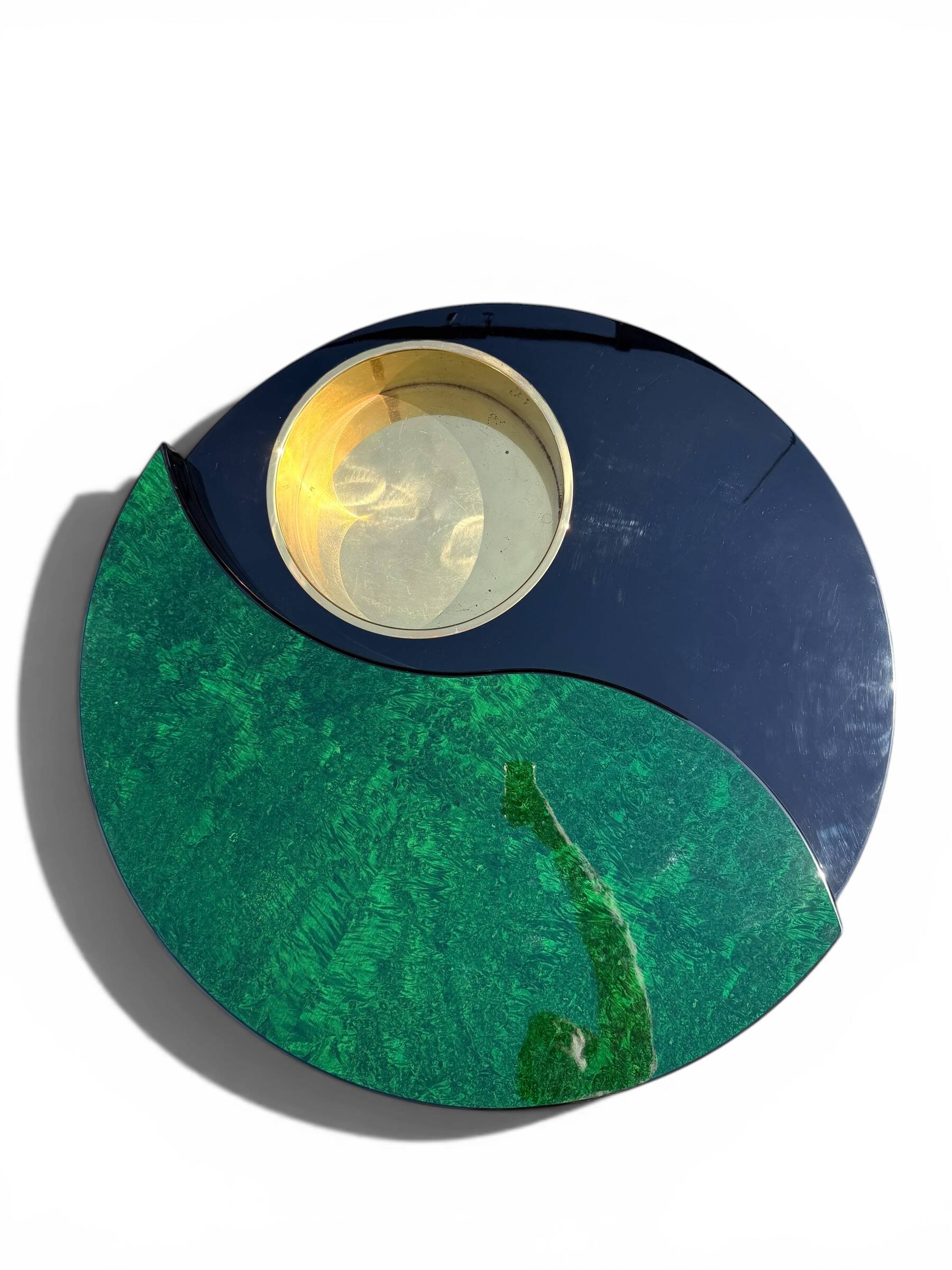 Table basse Willy Rizzo Yin-Yang - Laque, laiton & verre (Circa 70)