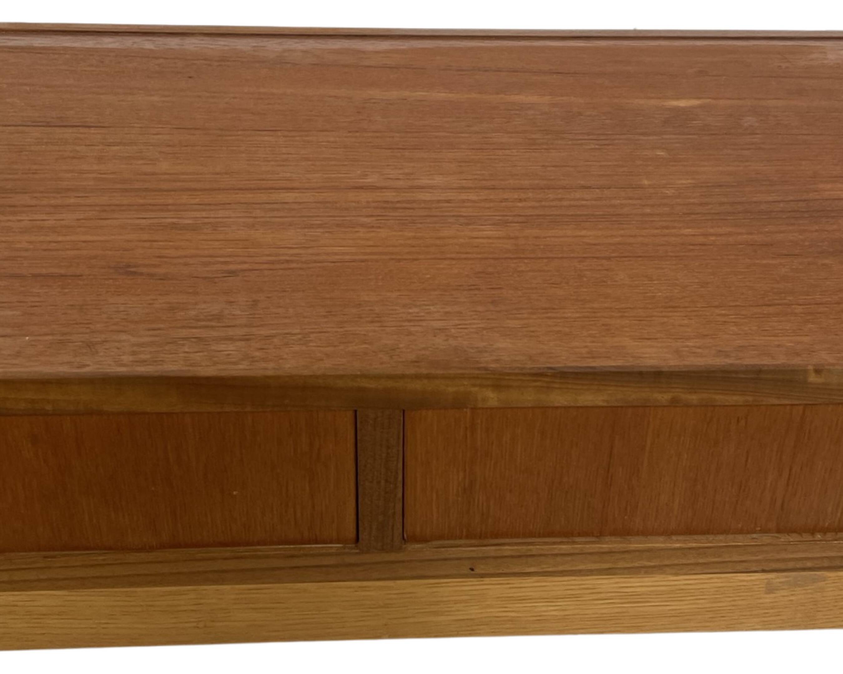 Meuble bas vintage danois modèle 1960, placage de teck