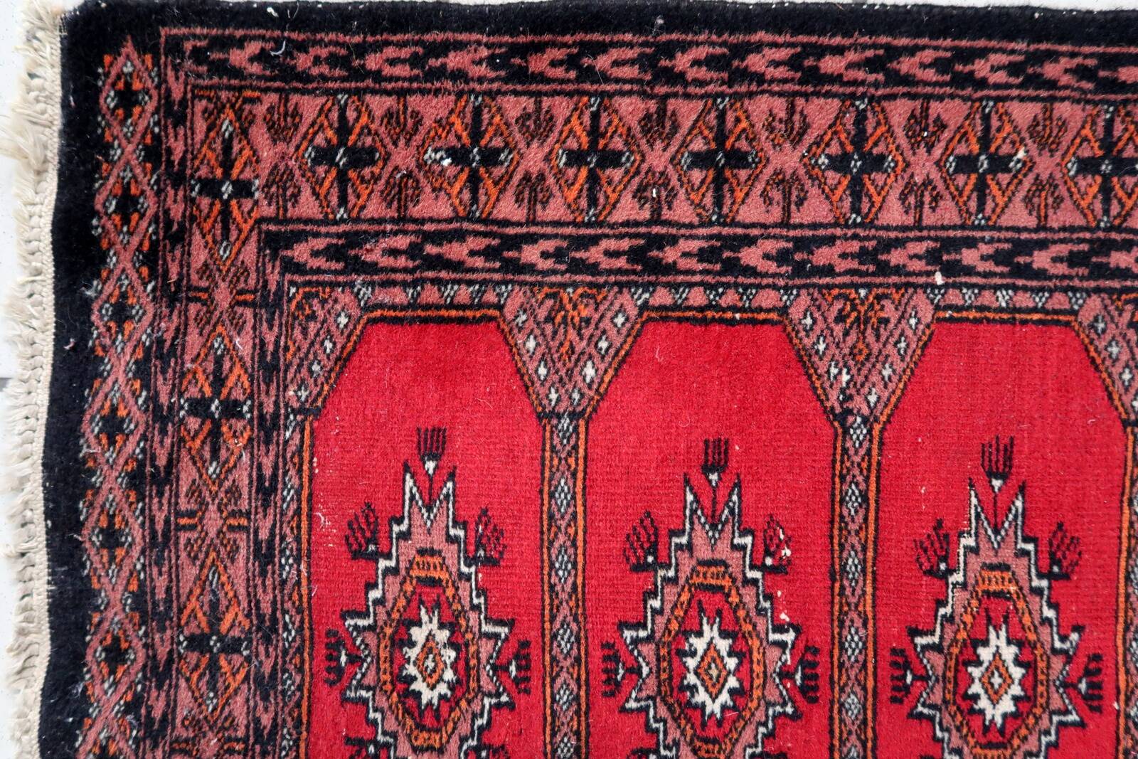 Tapis vintage ouzbek Bukhara fait main en laine – 62 x 106 cm – Années 1970