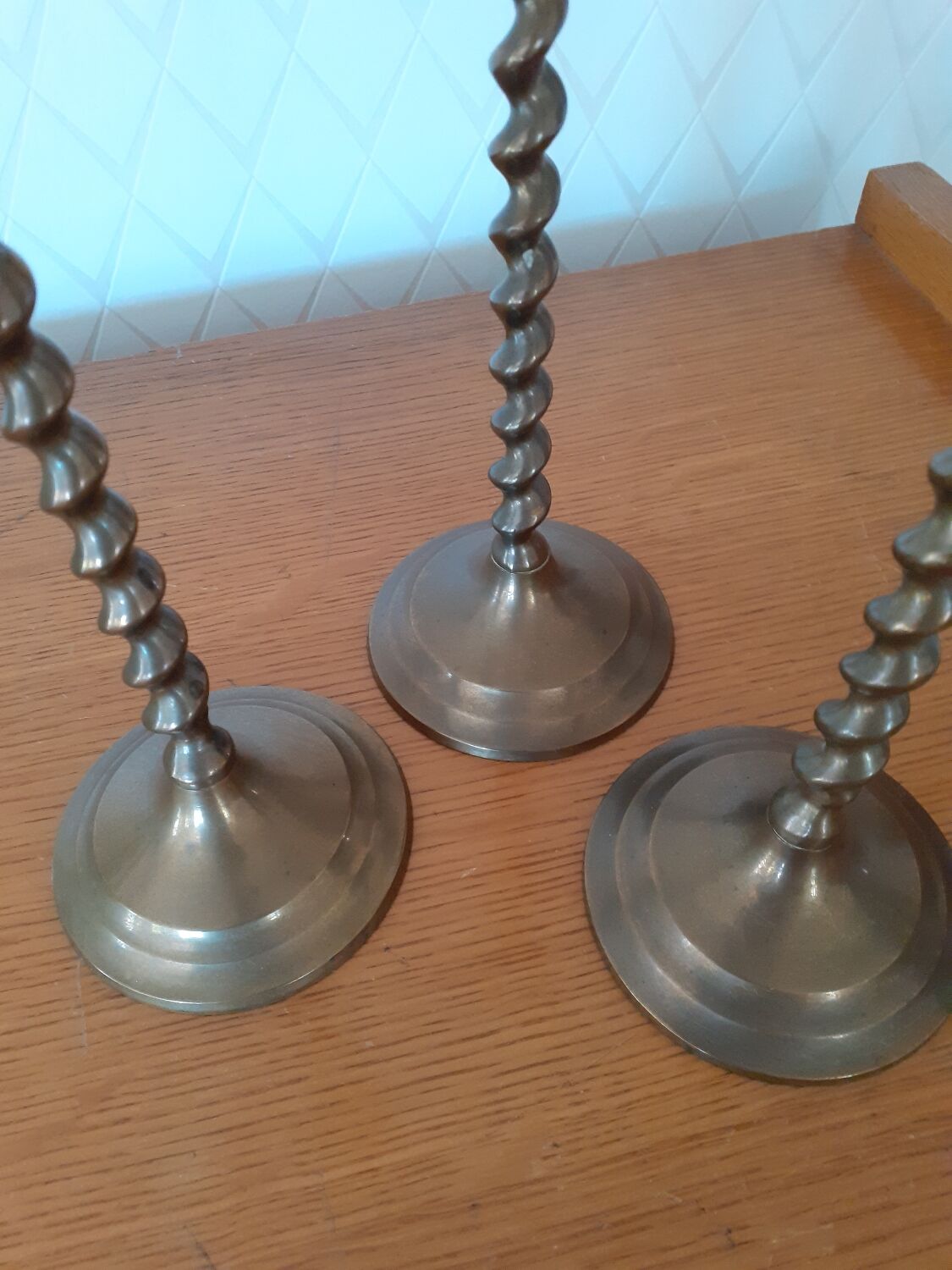 Lot de trois bougeoirs en laiton