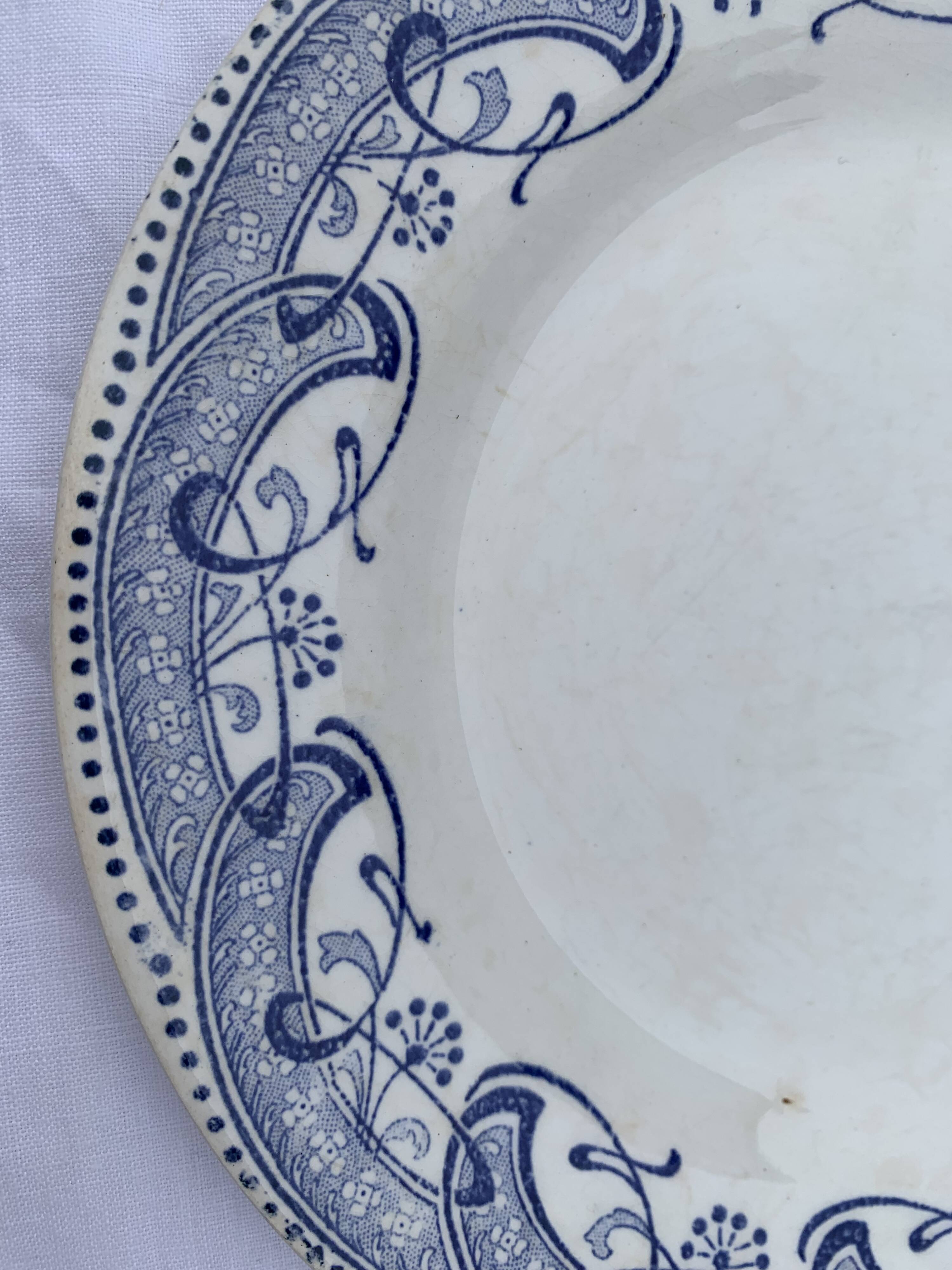 8 petites assiettes en faience terre de fer creil et montereau modele moscou, decor bleu anciennes